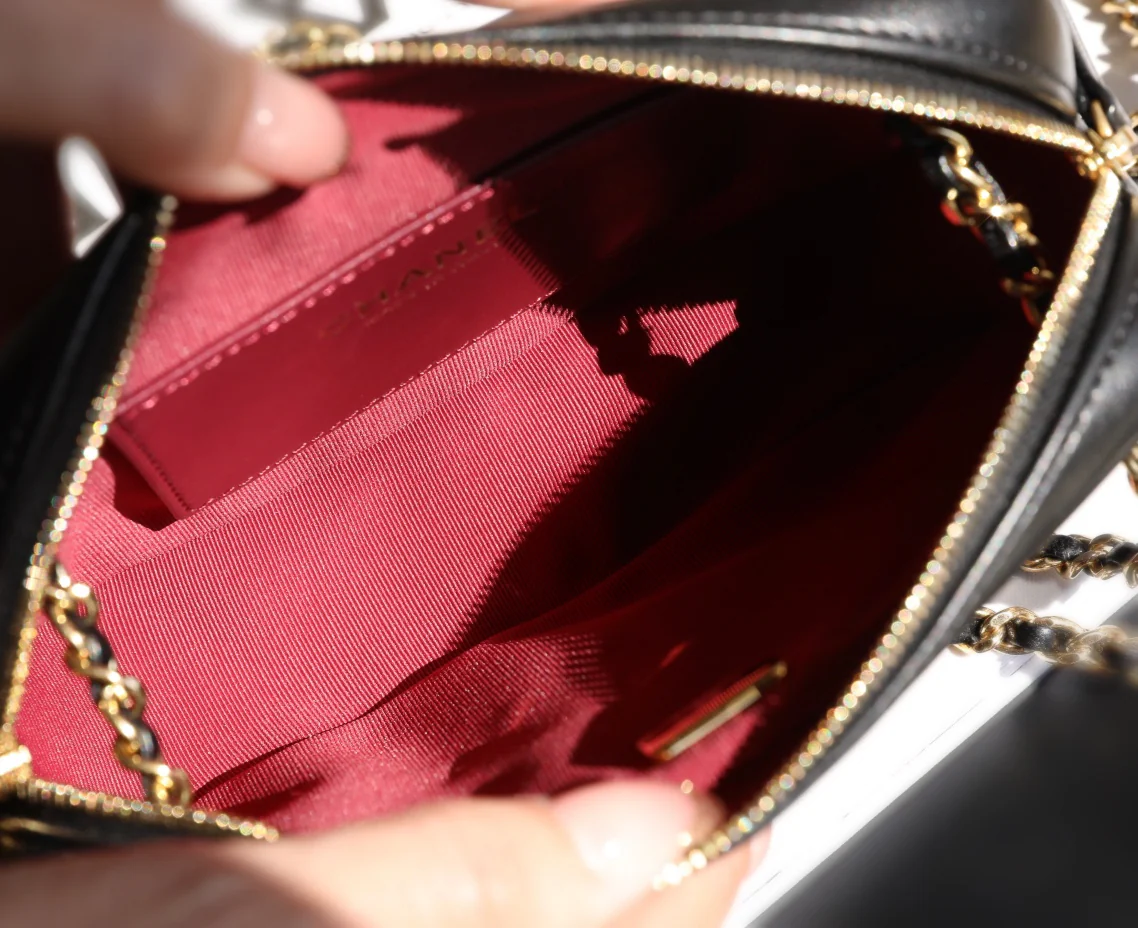 Миниатюрная сумка-фотоаппарат Chanel из 24-каратного золота с монетой - черная.