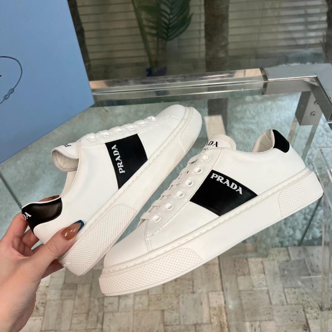 Новинка сезона весна/лето 2023 от Prada - Белые кроссовки с цветовыми блоками - Черные