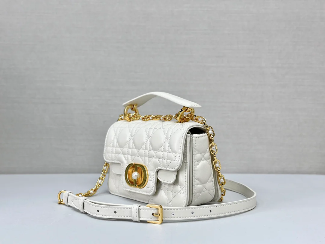 Маленькая жемчужная сумочка Dior Jolie на цепочке - белая