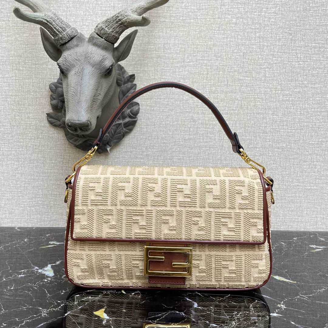 Сумка-багет Fendi Baguette — бежевая, средней длины, с вышивкой.