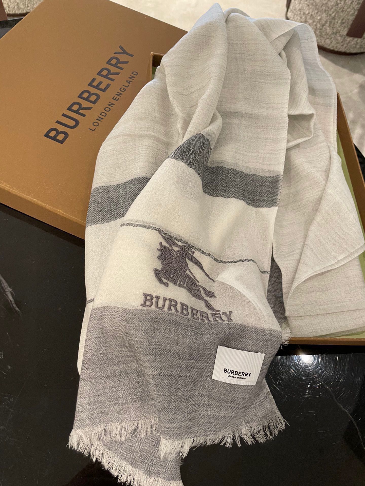 Кашемировый шарф Burberry Wave с волнистой текстурой - 105 см x 180 см - серый