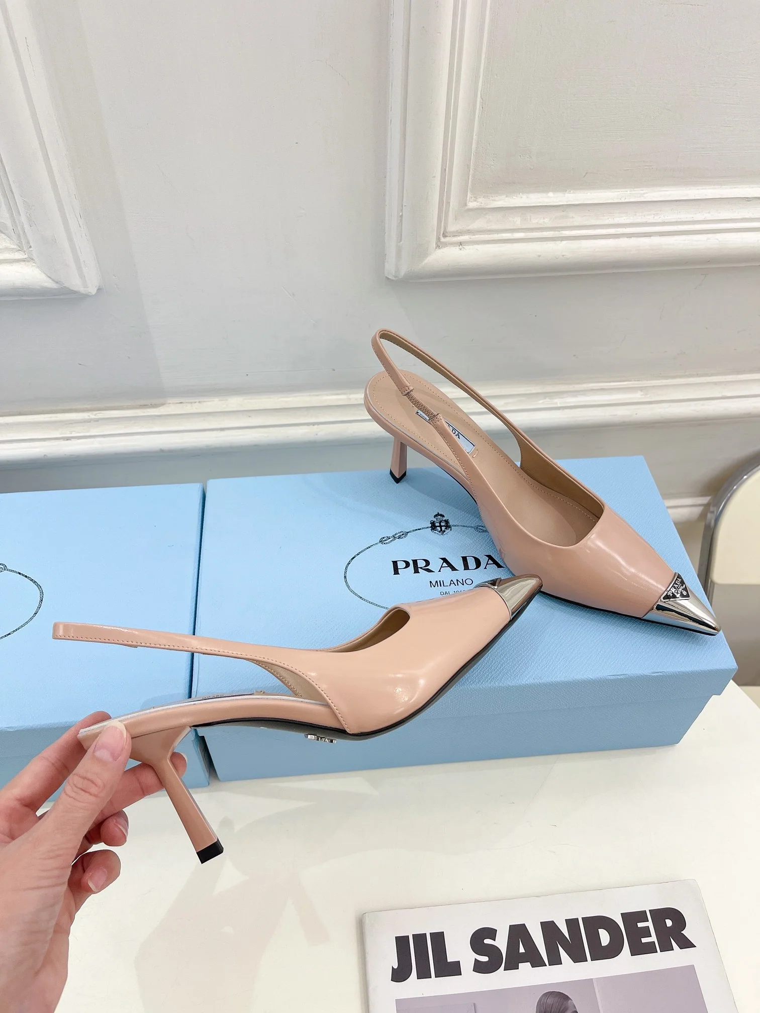 Новинка весны 2023 года от Prada - сандалии и туфли на каблуке с острым носком - розовые.