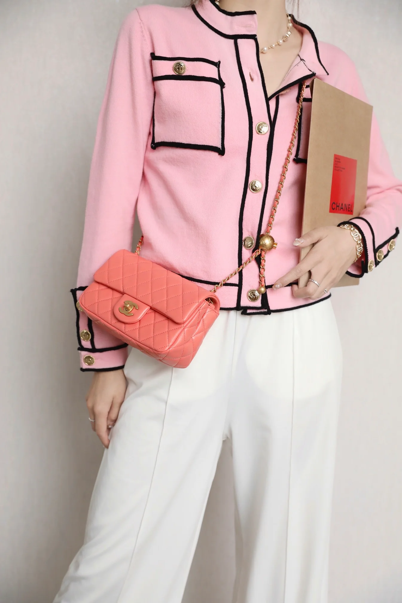 Chanel - Золотистая сумка-клапан с шариком из углеродного волокна - Кораллово-розовая