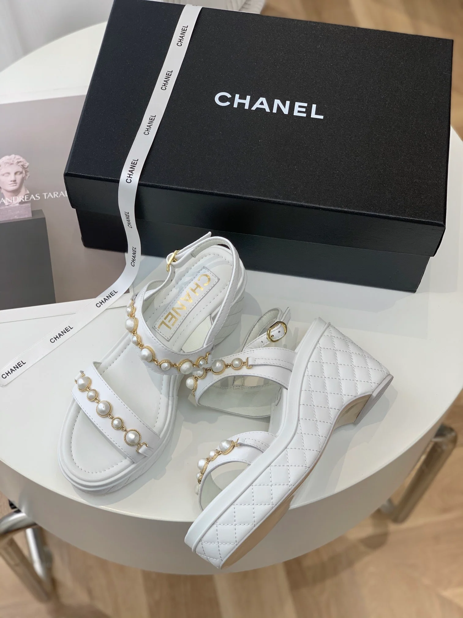 Новинка 2023 года от Chanel - Сандалии на платформе с ромбовидным узором - Белые.