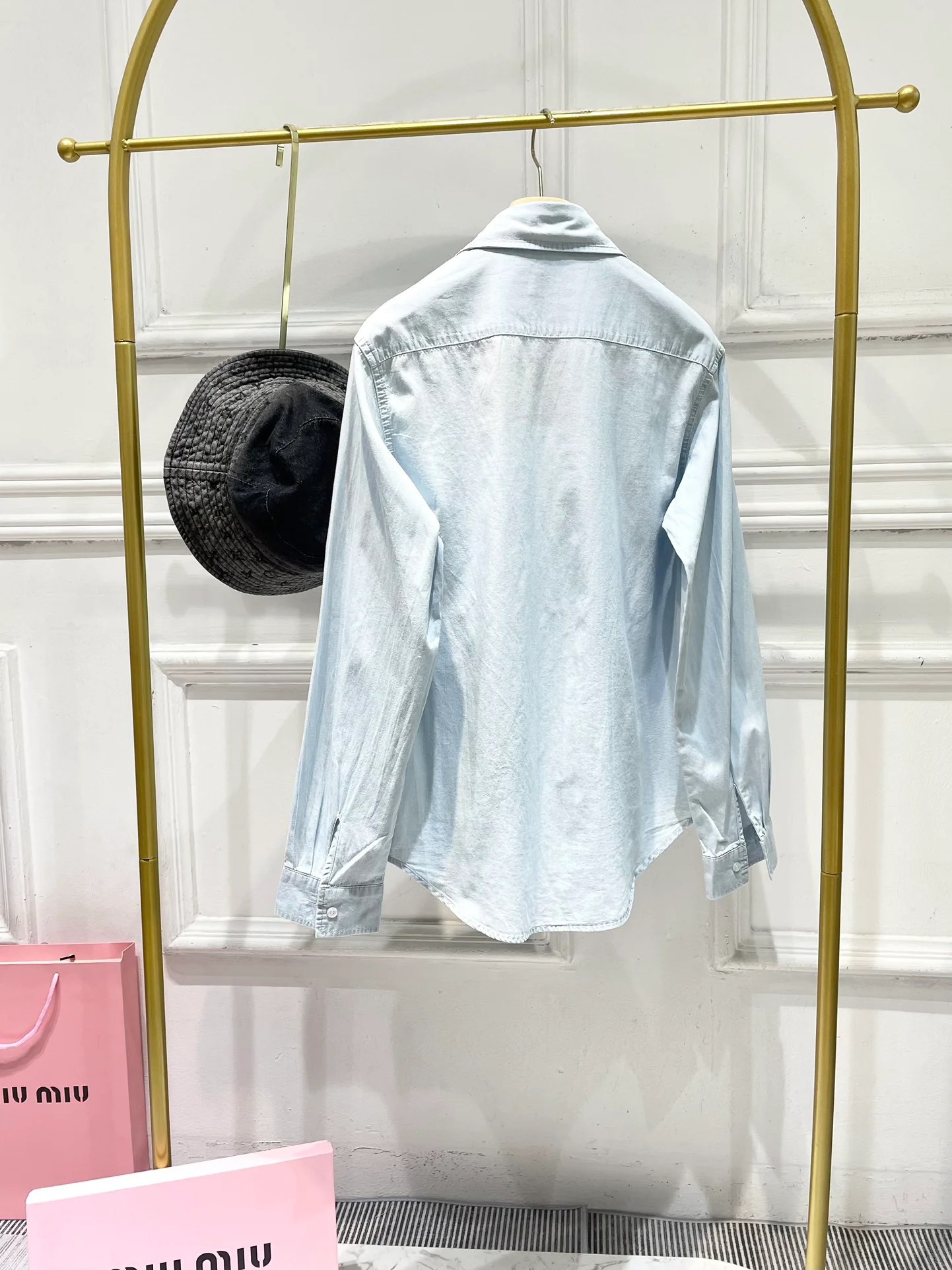 Miu Miu - 2404 - Джинсовая рубашка в молодежном и девичьем стиле с небольшим карманом и воротником.