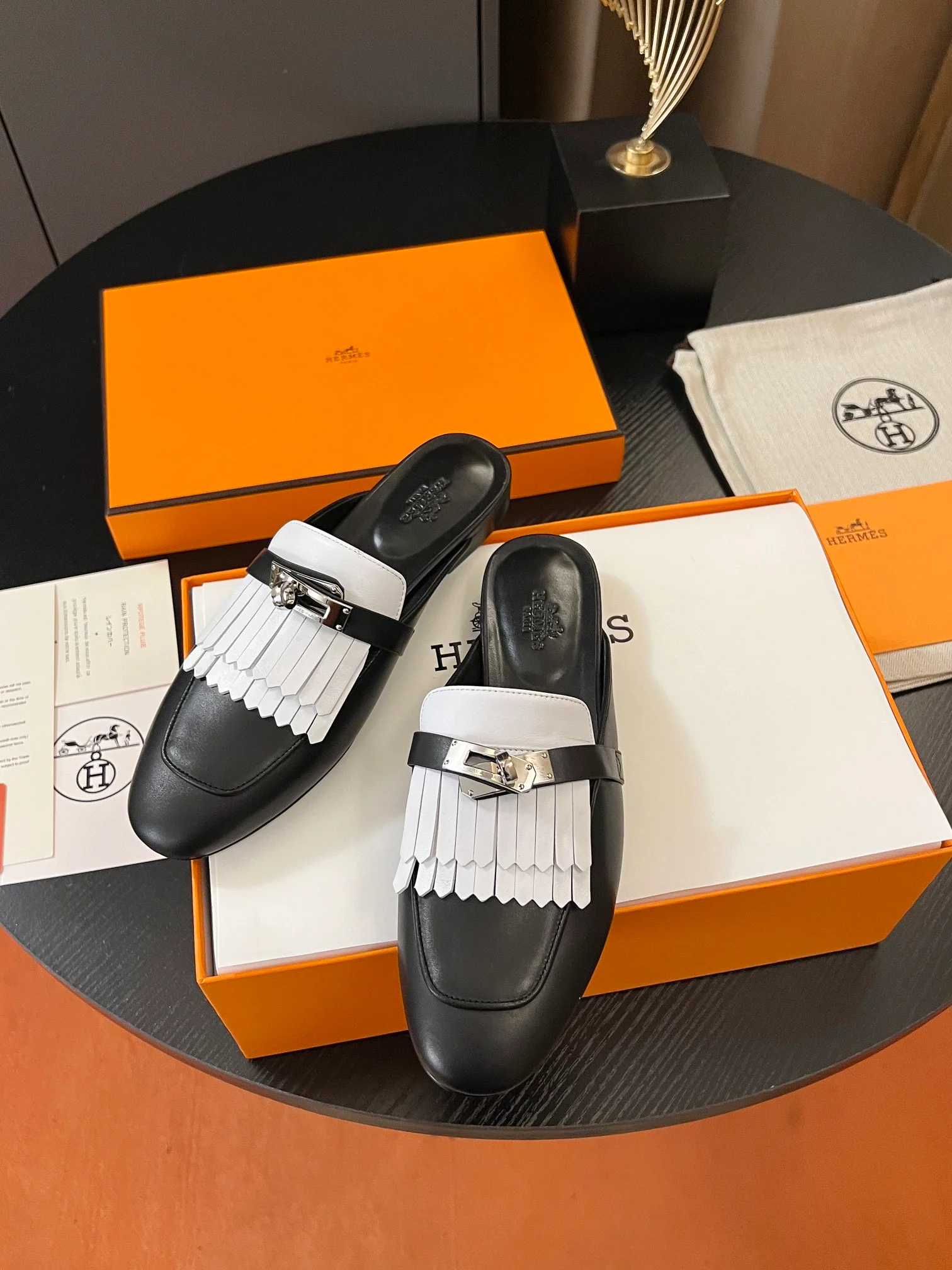 Мюли Hermes Kelly Slip-on 2024 года - черные