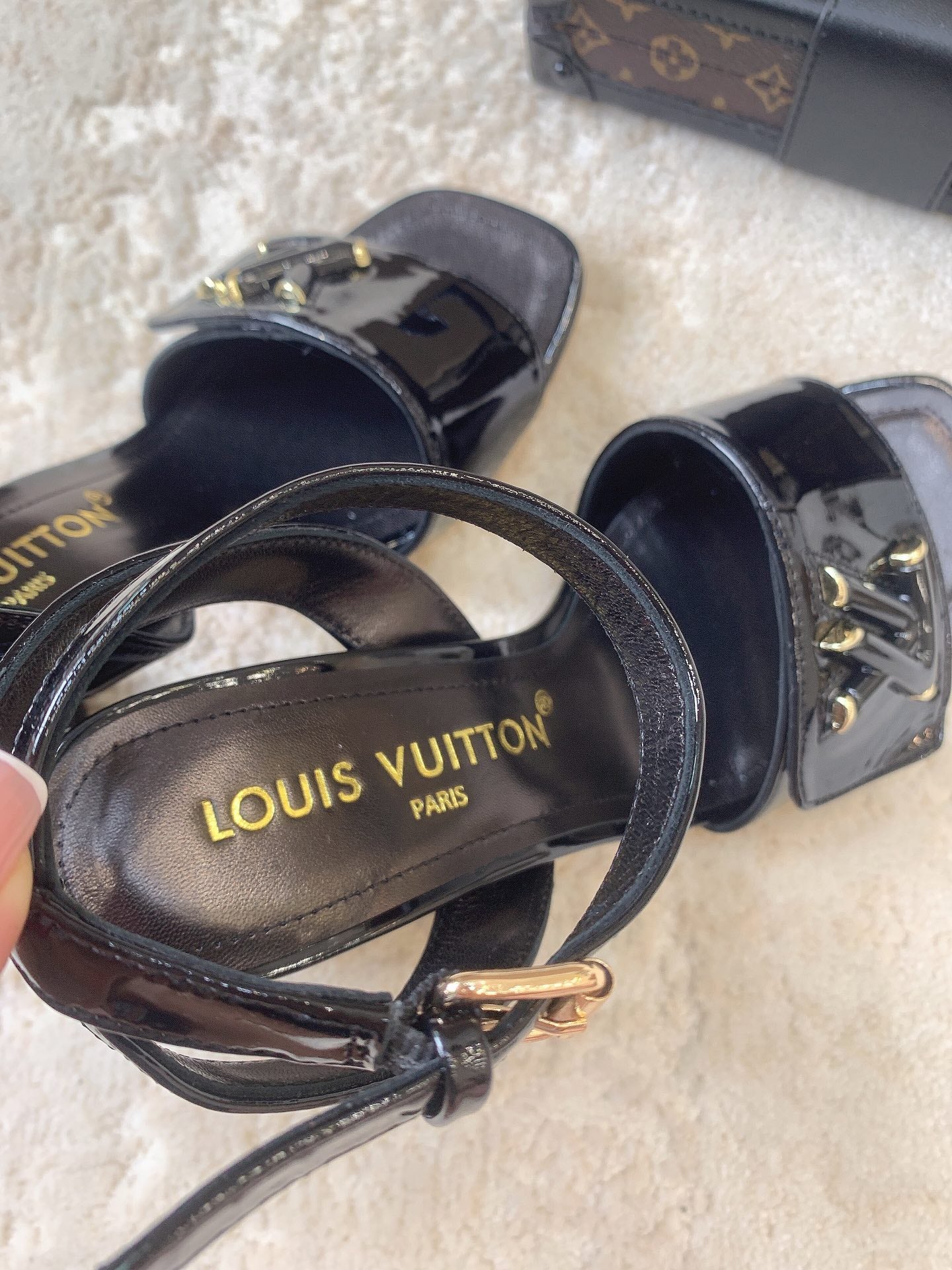 Новинка сезона весна/лето 2023 от LV - Босоножки на высоком каблуке - Черные