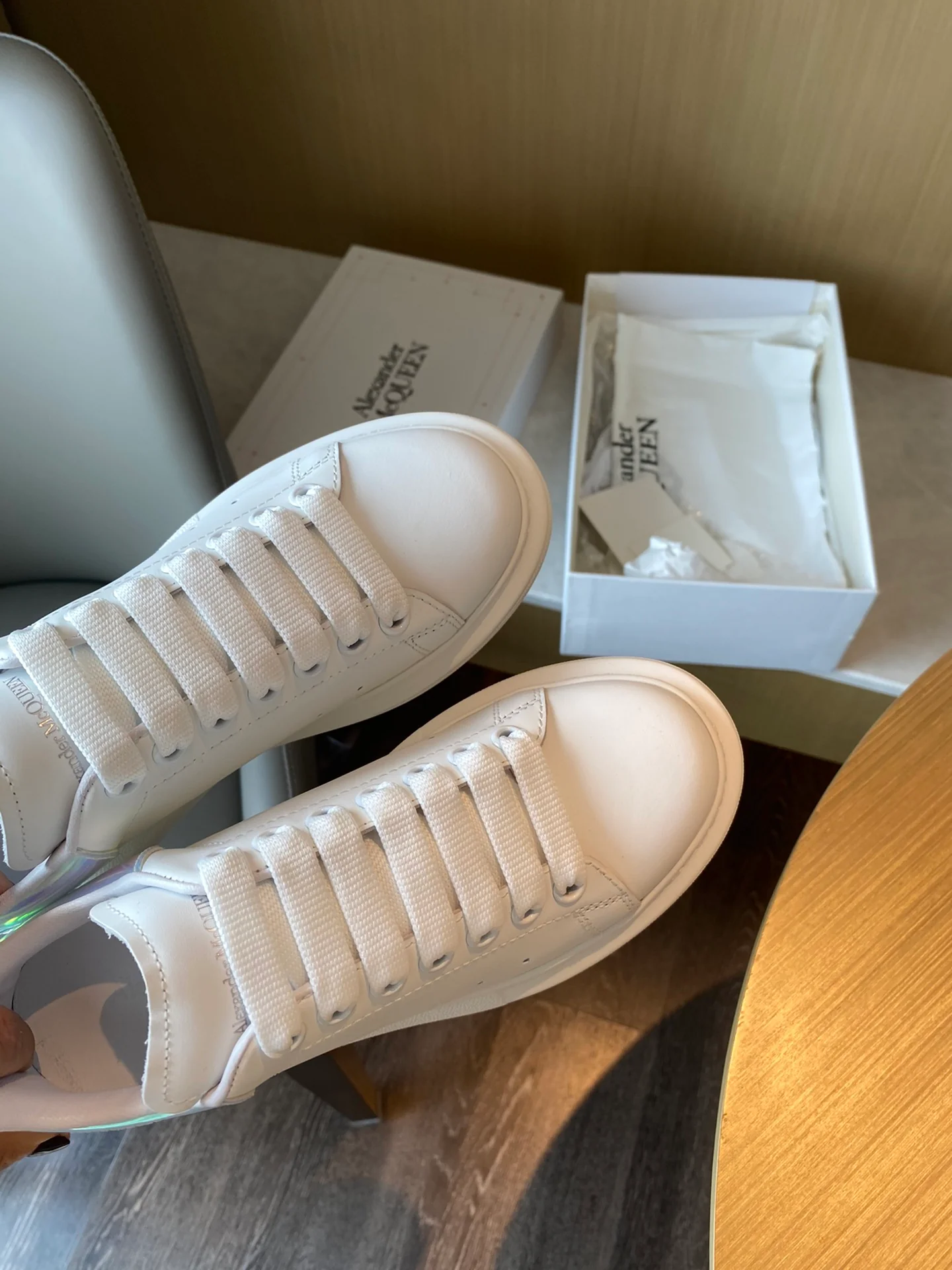 Классические белые кроссовки McQueen - светоотражающие элементы