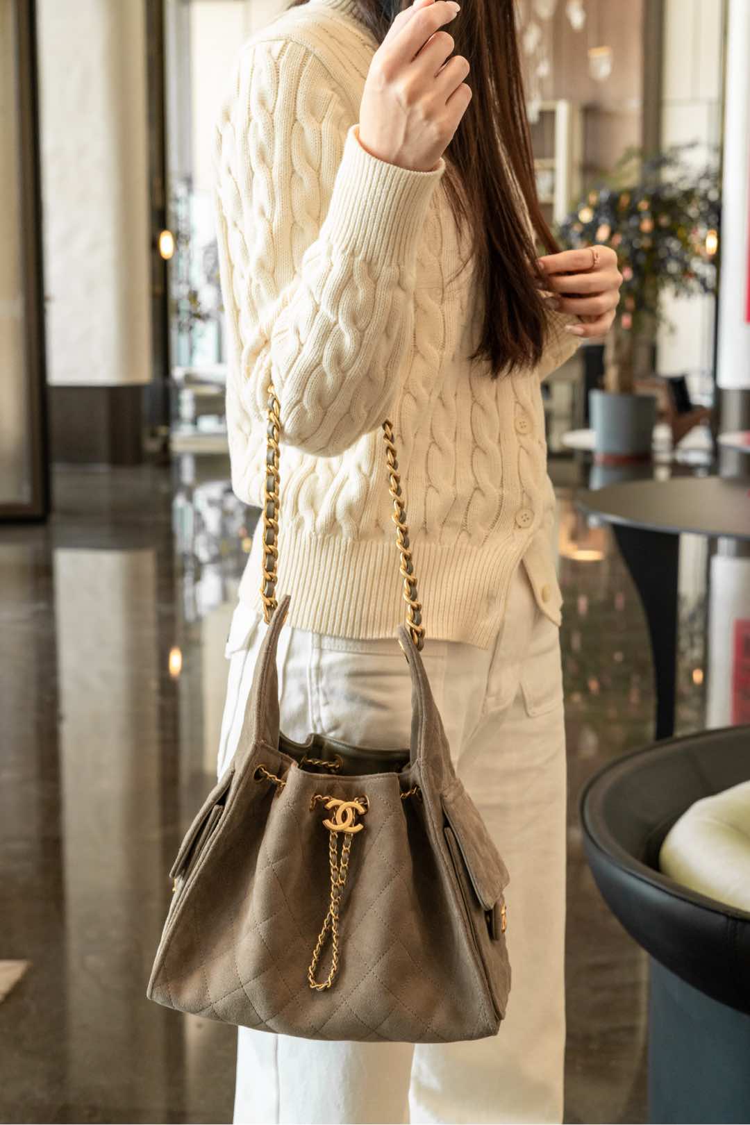 Сумка-хобо Chanel с завязками, замша, серая.