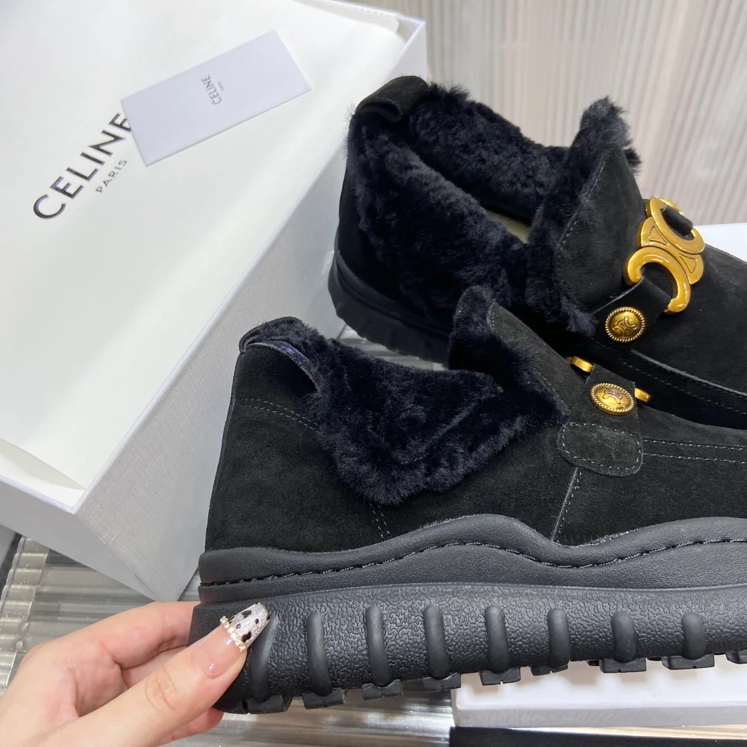 Новинка весенней коллекции Celine 2022 года - меховые ботильоны - черные