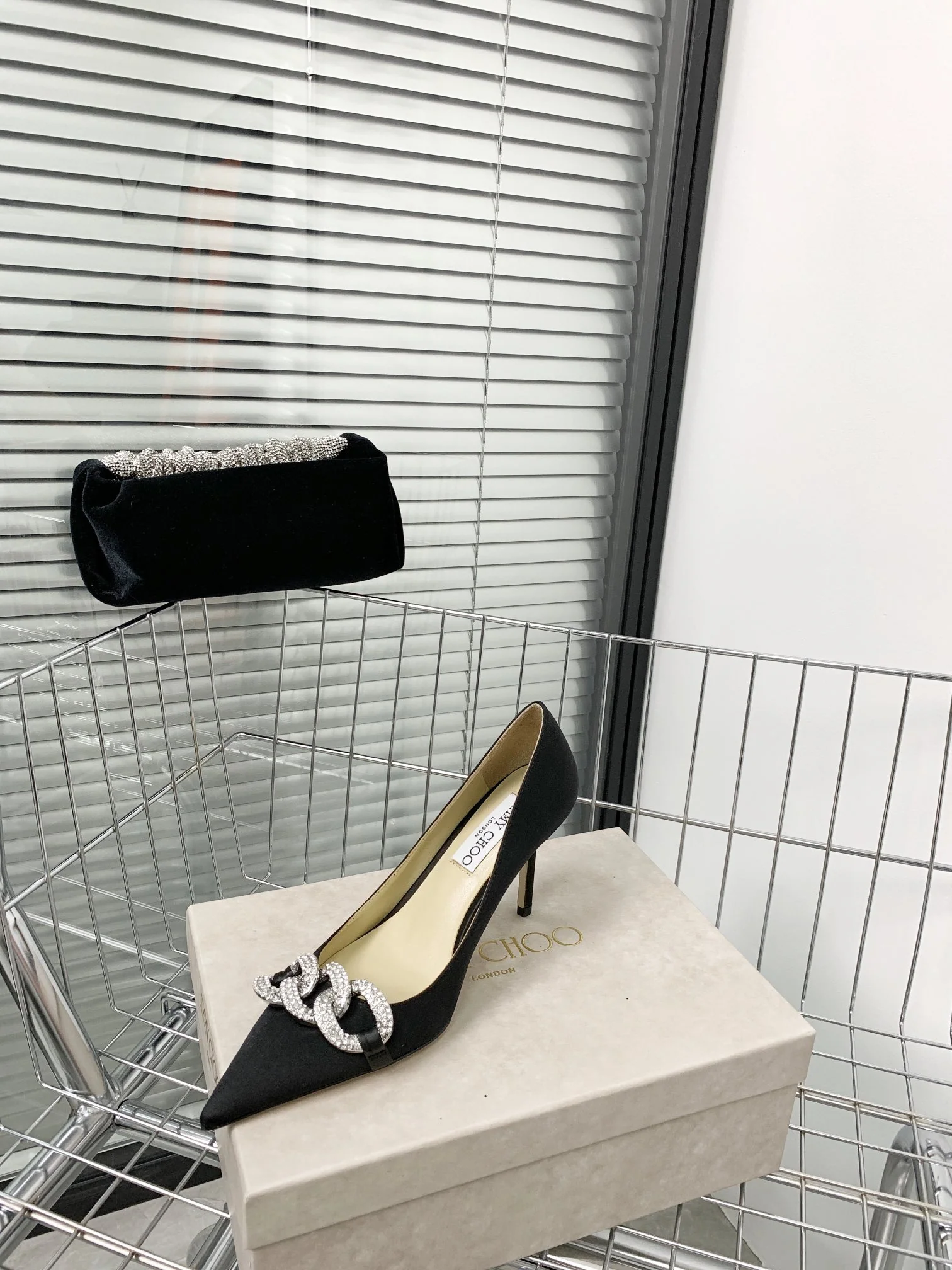 Новинки коллекции Jimmy весна/лето 2022 — туфли на высоком каблуке с кристальной цепочкой.