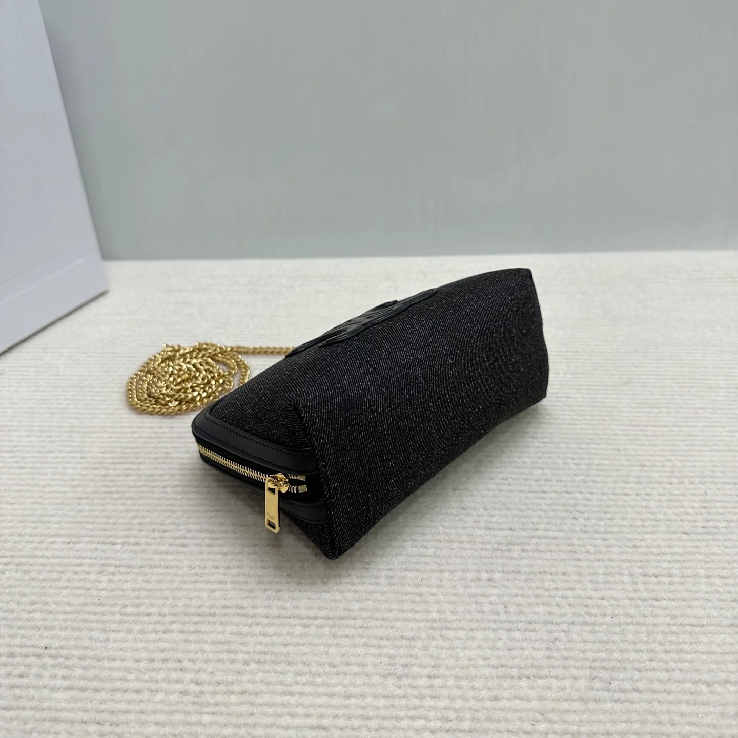 Сумка Celine из джинсовой ткани с вышивкой и цепочкой из ракушек