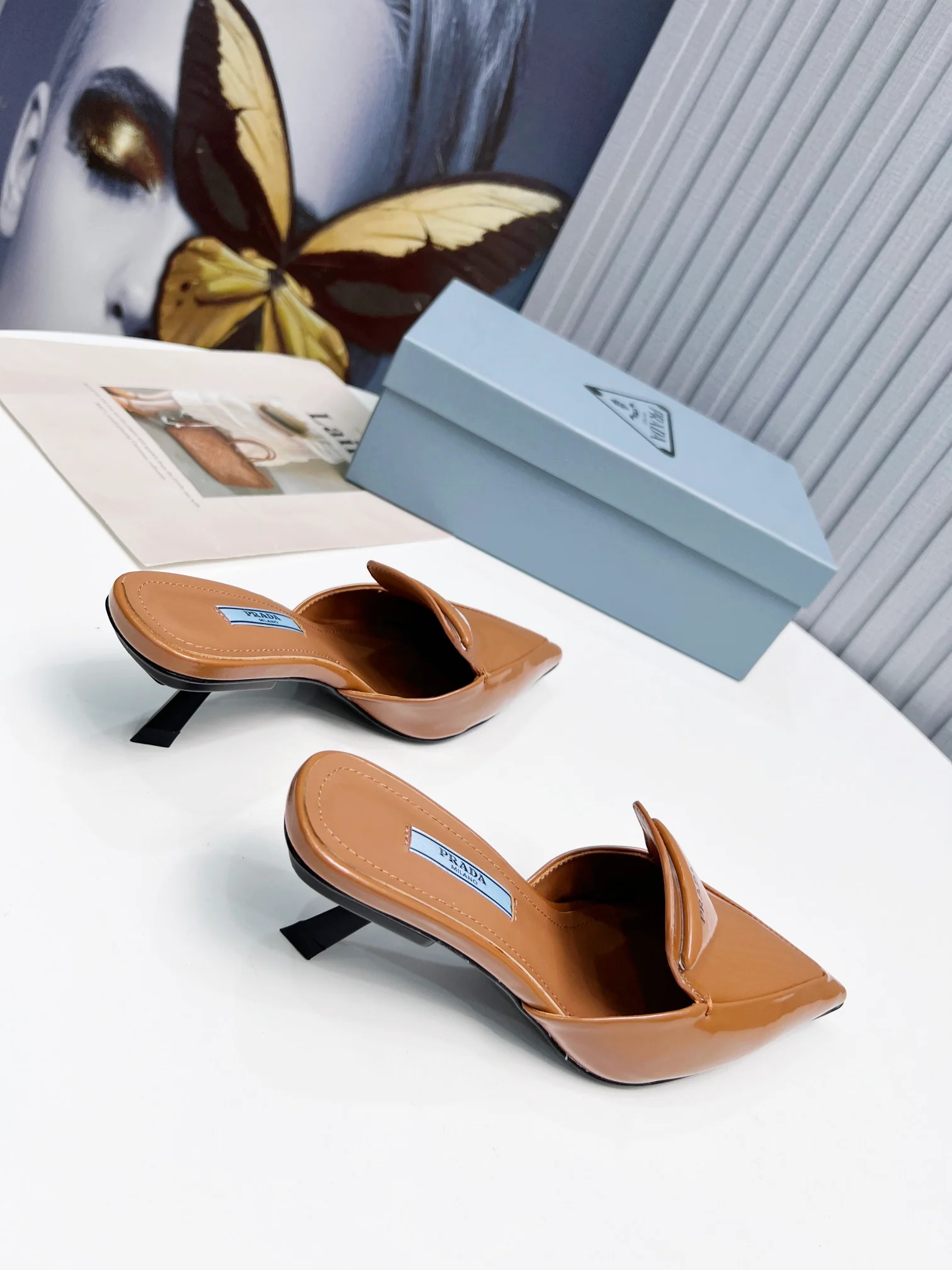 Коричневые туфли Prada на каблуке с острым носком