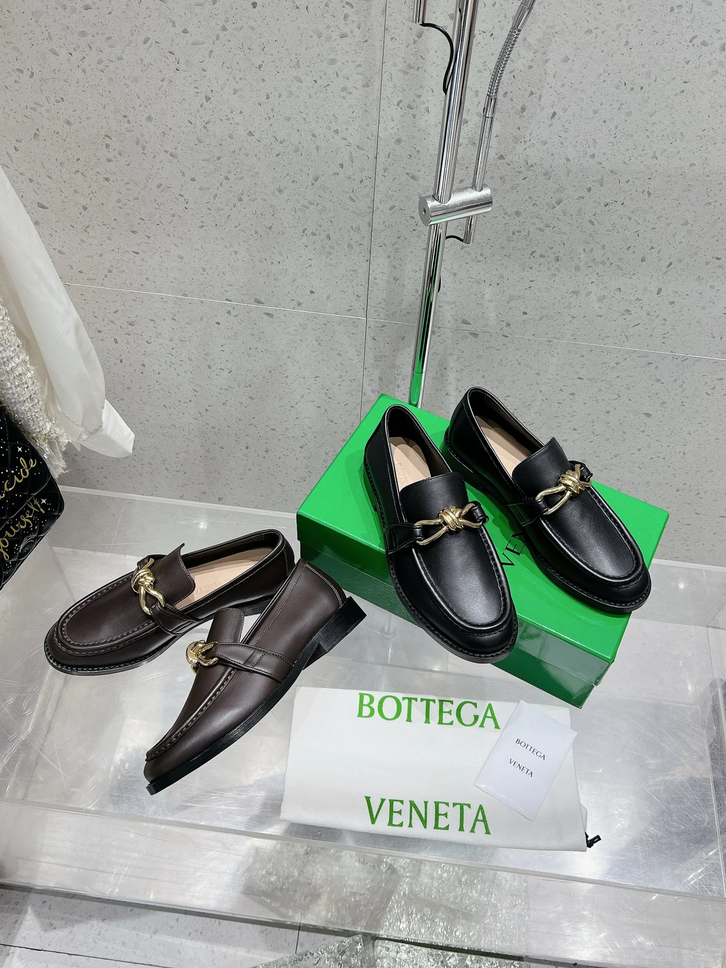 BV - Лоферы с металлическим бантом - Изображение из коллекции