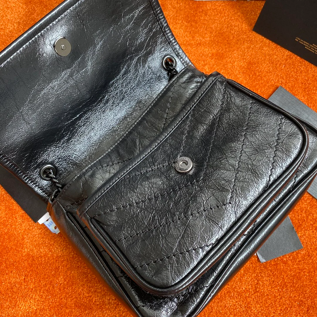 YSL - Маленькая модель Niki - Кожа из коровьей шкуры, обработанная маслом, с черной пряжкой - с D-образным кольцом