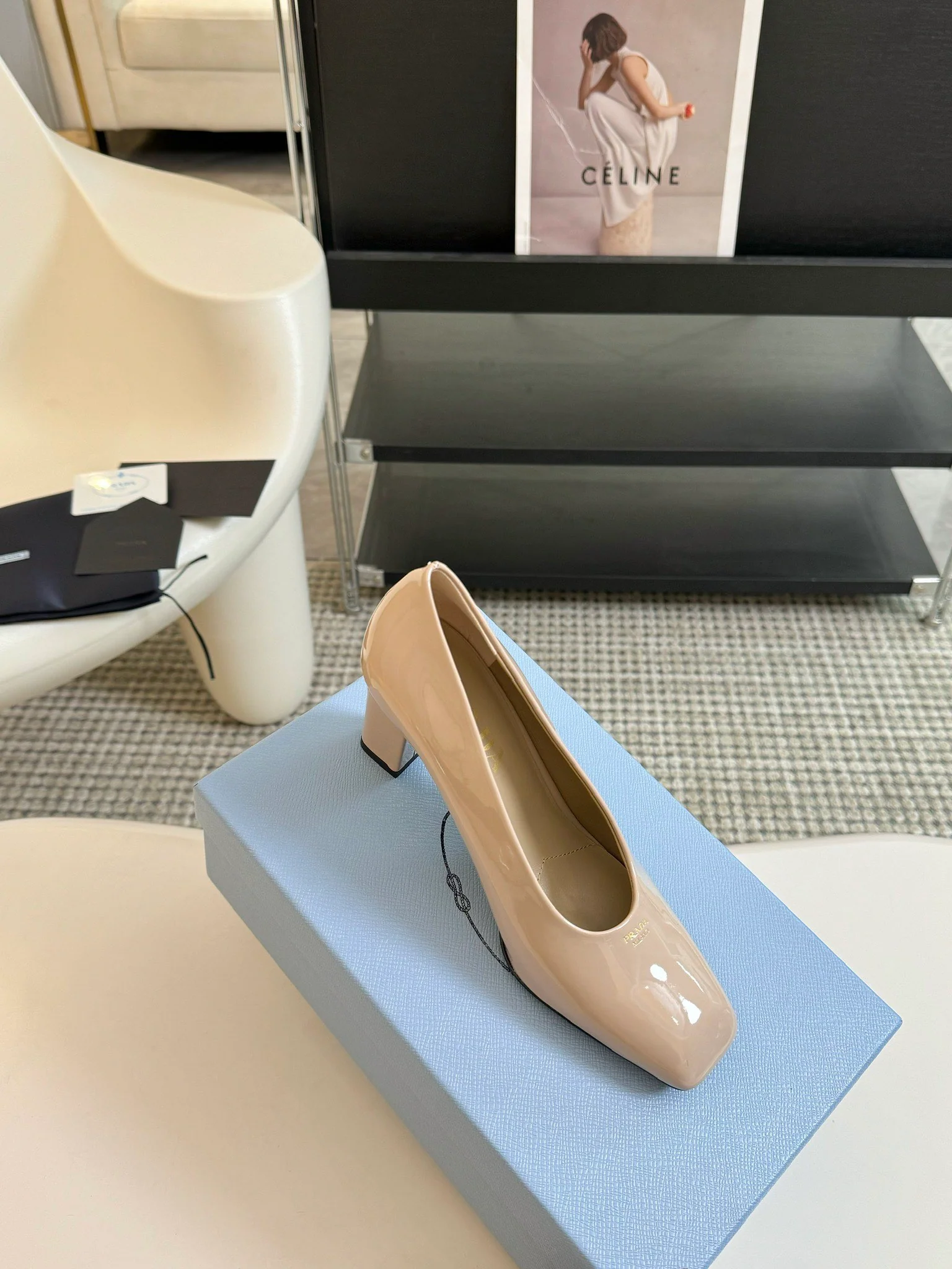 Туфли на высоком каблуке Prada 2024 с треугольным логотипом - цвет ?Молочный чай?