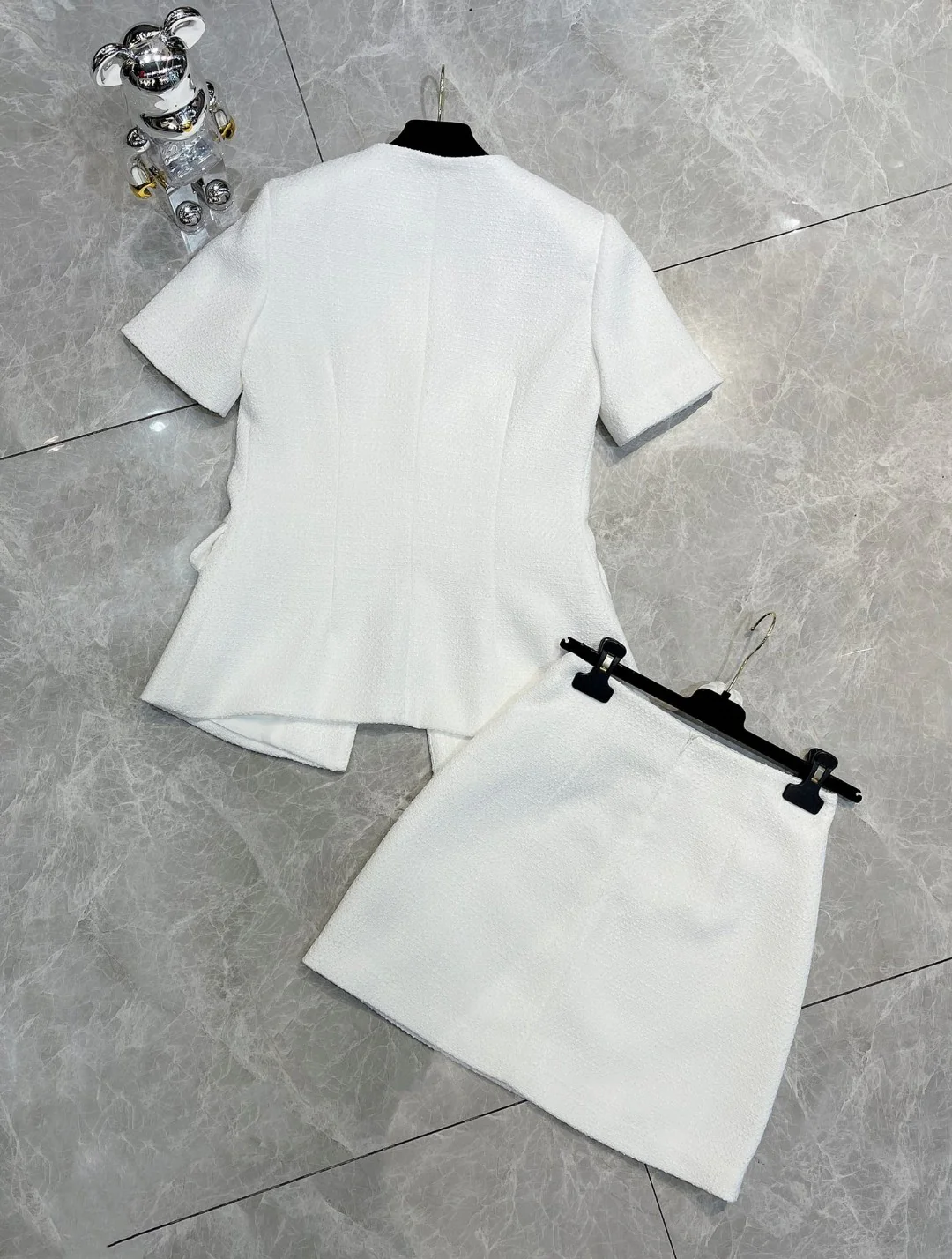 Chanel 2403 - Элегантный твидовый костюм с жакетом - Белый