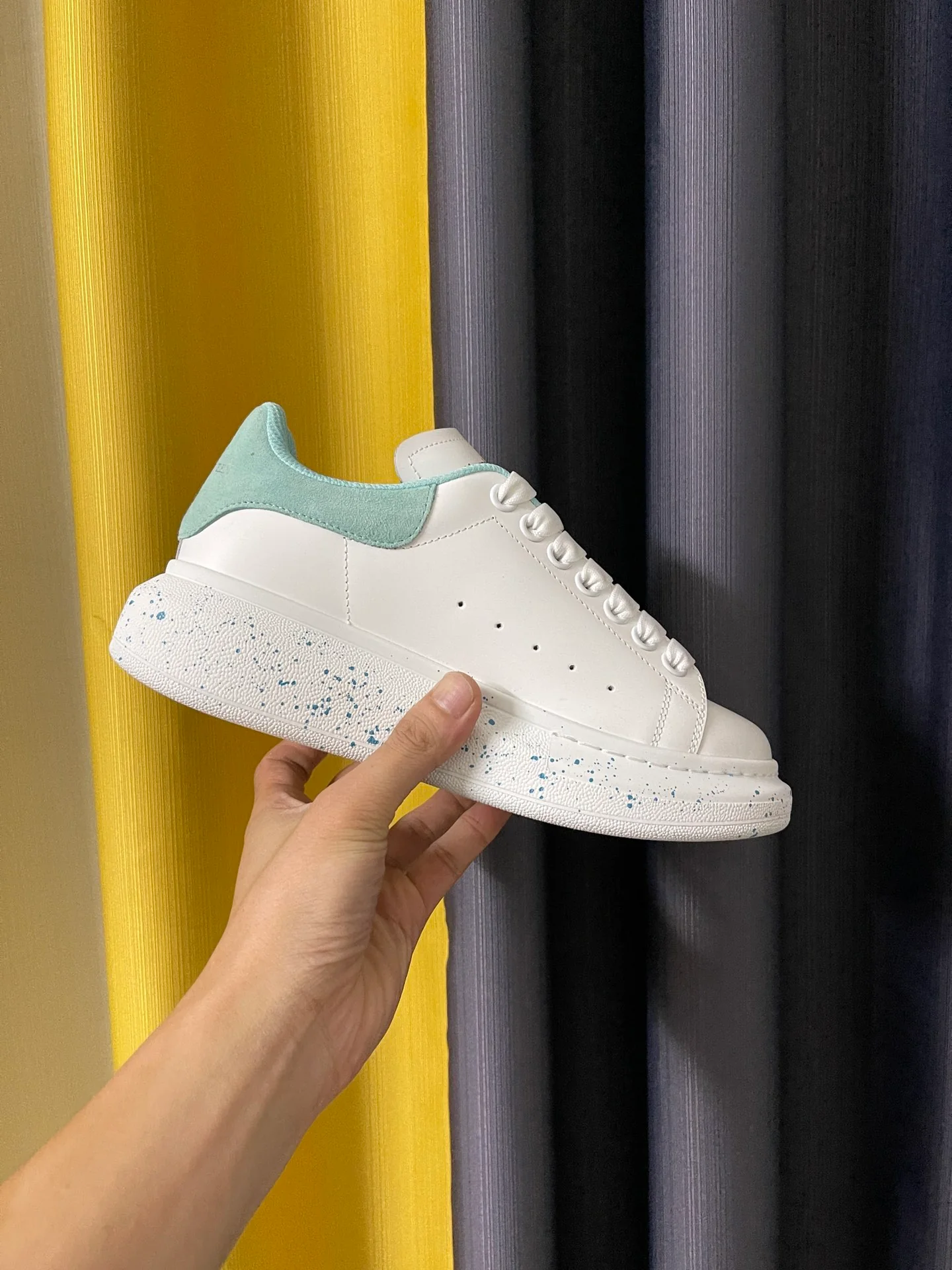 Классические белые кроссовки McQueen - унисекс - акварельный рисунок - подошва с синими точками в стиле граффити