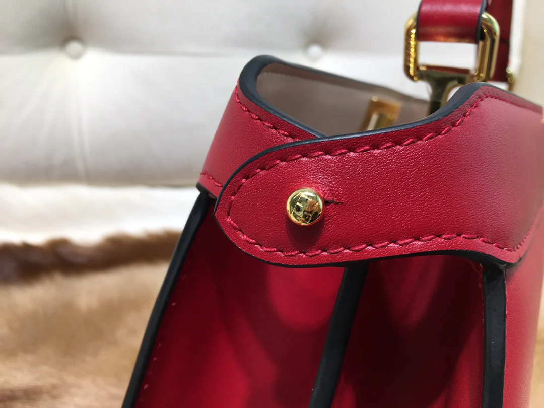 Розовая кожаная сумка Fendi Peekaboo i Seey