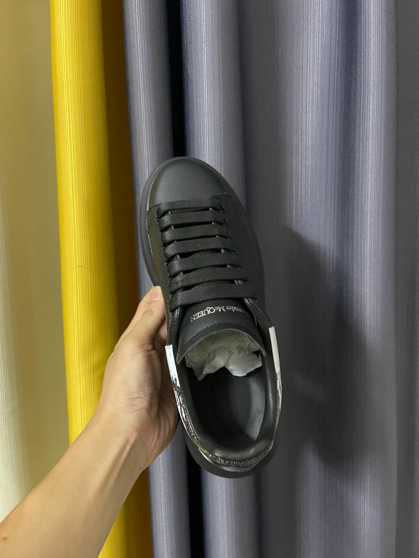 Классические белые кроссовки McQueen - унисекс - черный каблук с блестками и граффити.