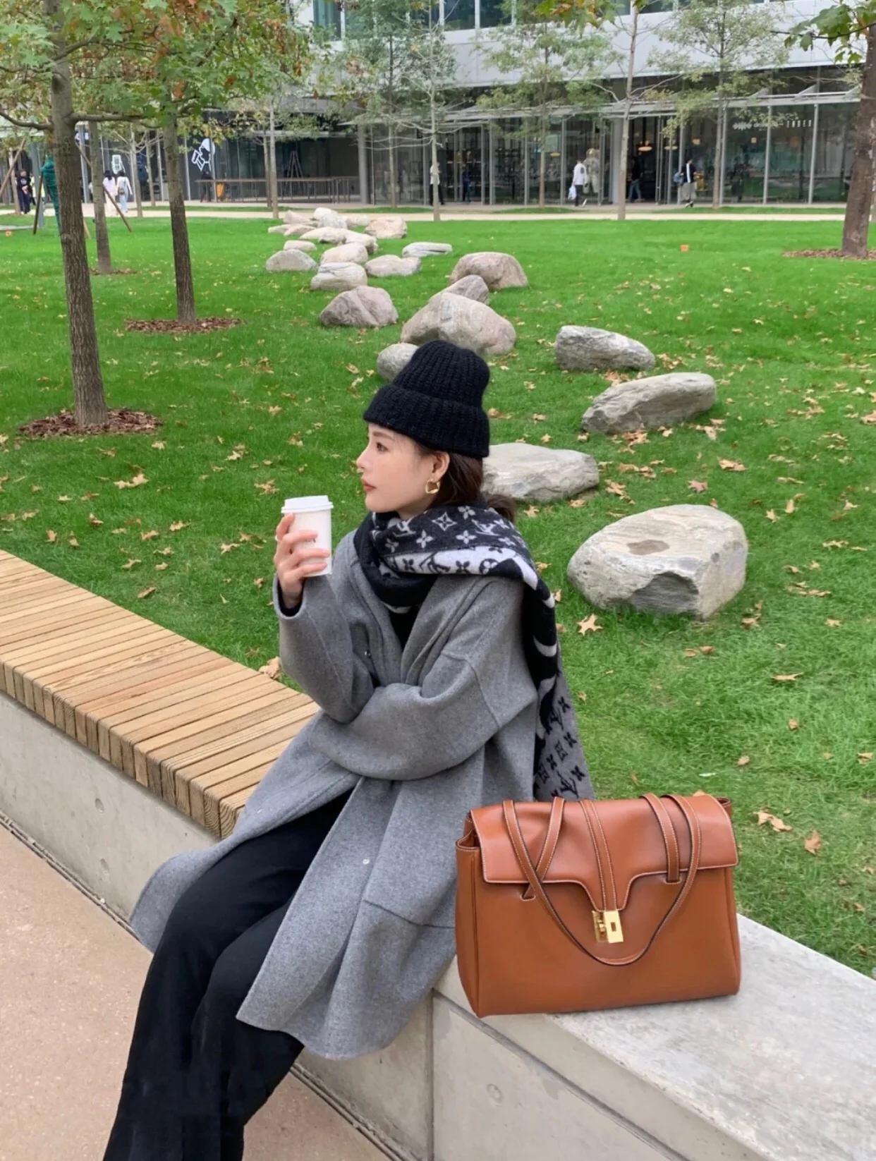 Сумка Celine Soft 16 Medium из гладкой коровьей кожи - коричневая