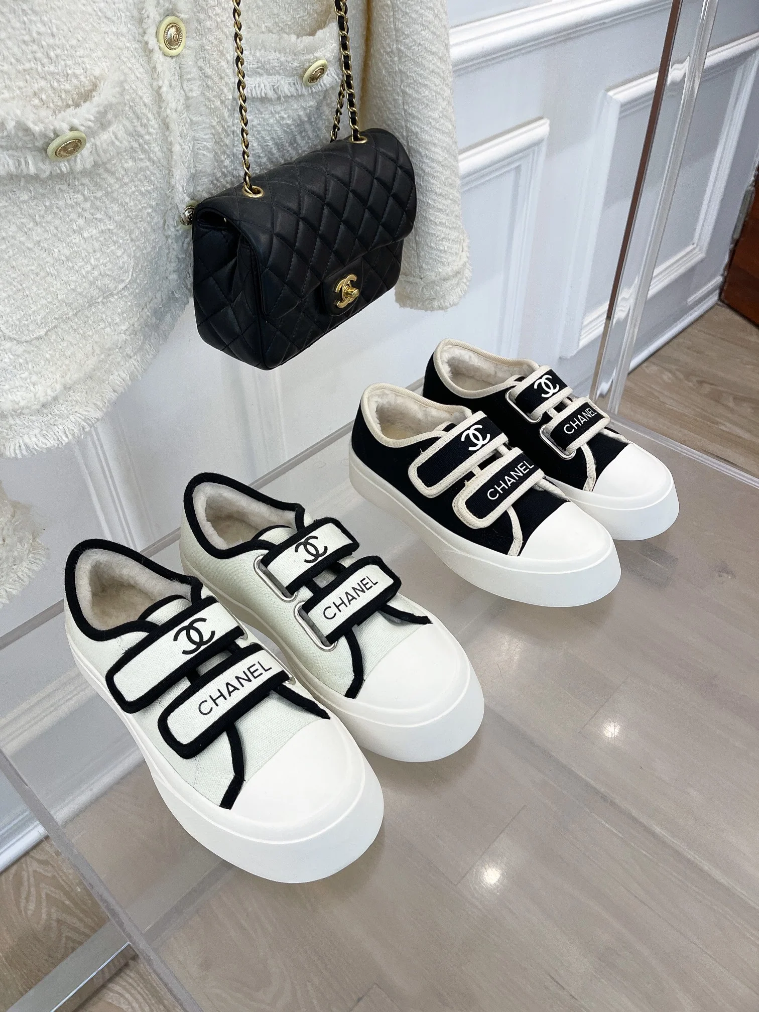 Новинка сезона осень/зима 2022 от Chanel - повседневные туфли на платформе с застежкой-липучкой - фото на теле - белые.