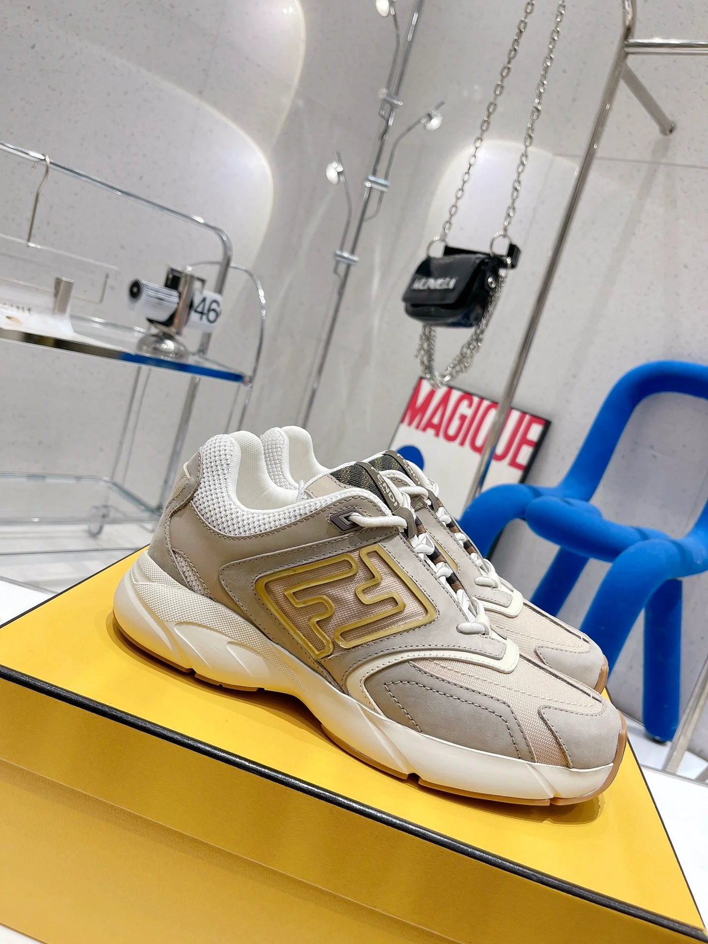 Fendi - Новинки сезона осень/зима 2022 - Ретро кроссовки - Массивная обувь - Парный стиль - 1