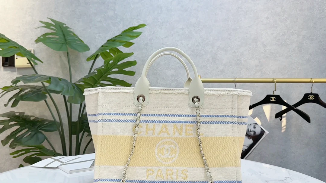 Пляжная сумка Chanel 25c, косметичка, ярко-желтая.