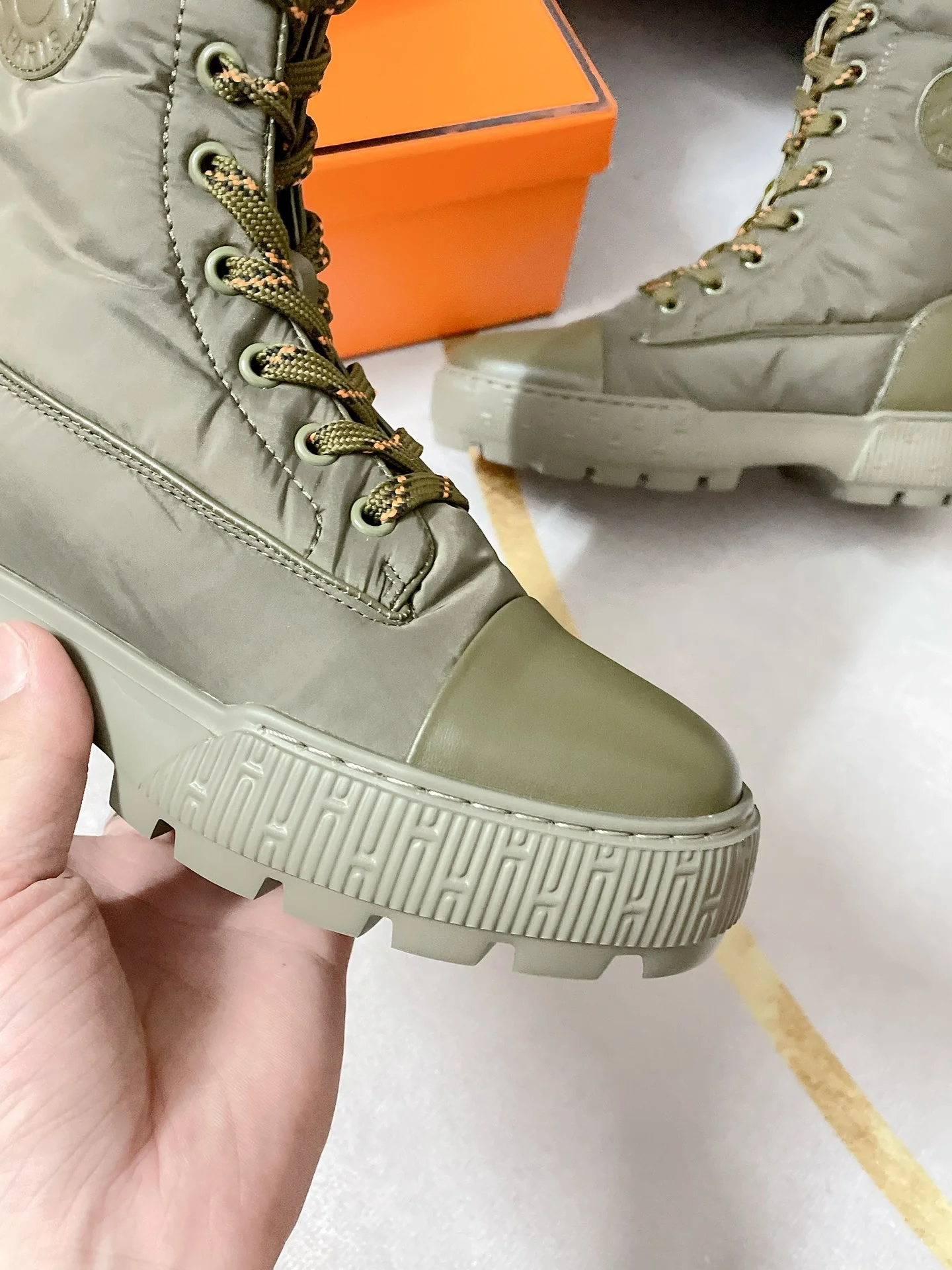 Новинка сезона осень/зима 2022 от Hermes — высокие кожаные сапоги.