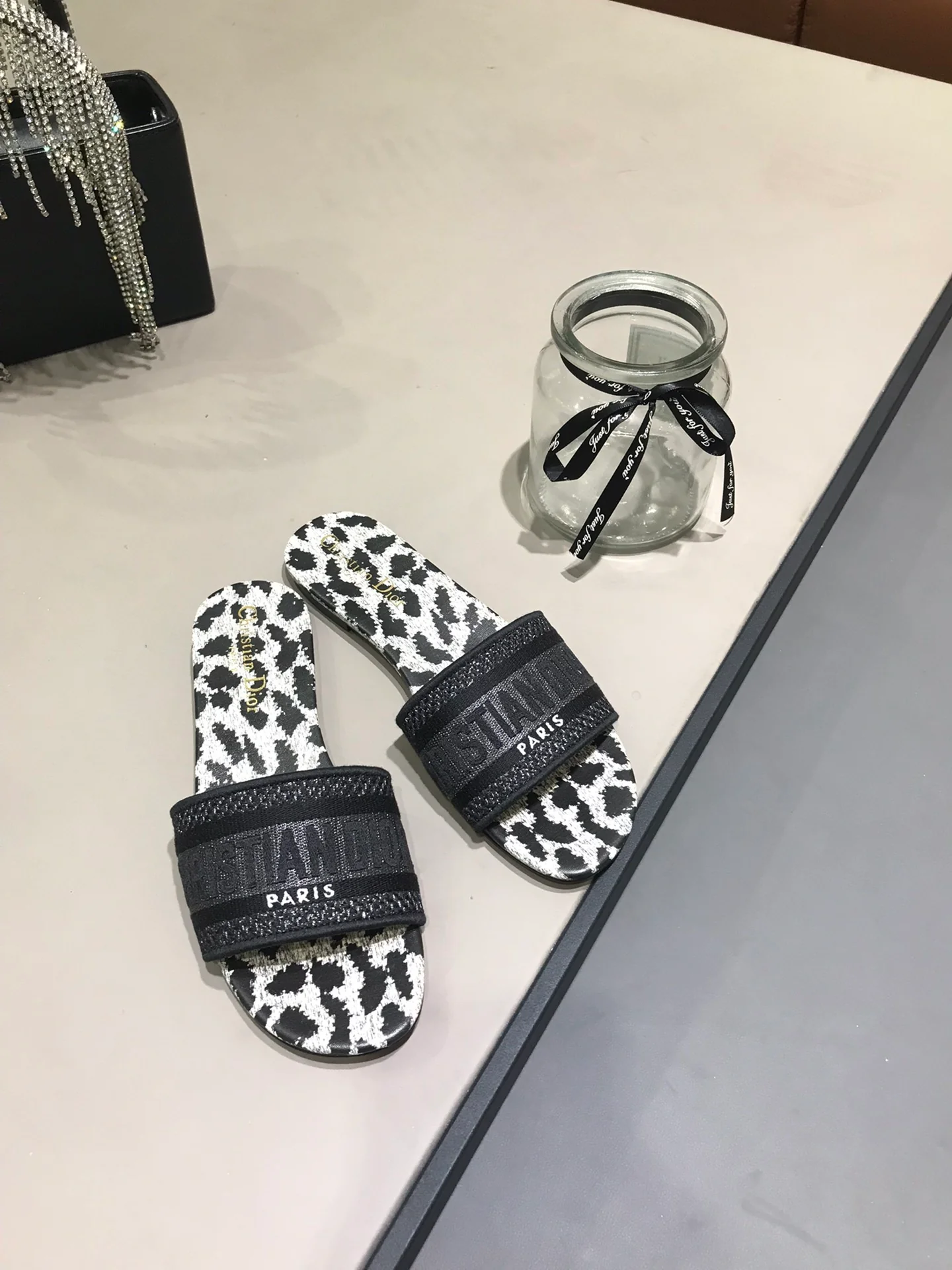 Новые поступления коллекции Dior ?Ранняя весна 2022? — тапочки с леопардовым принтом.