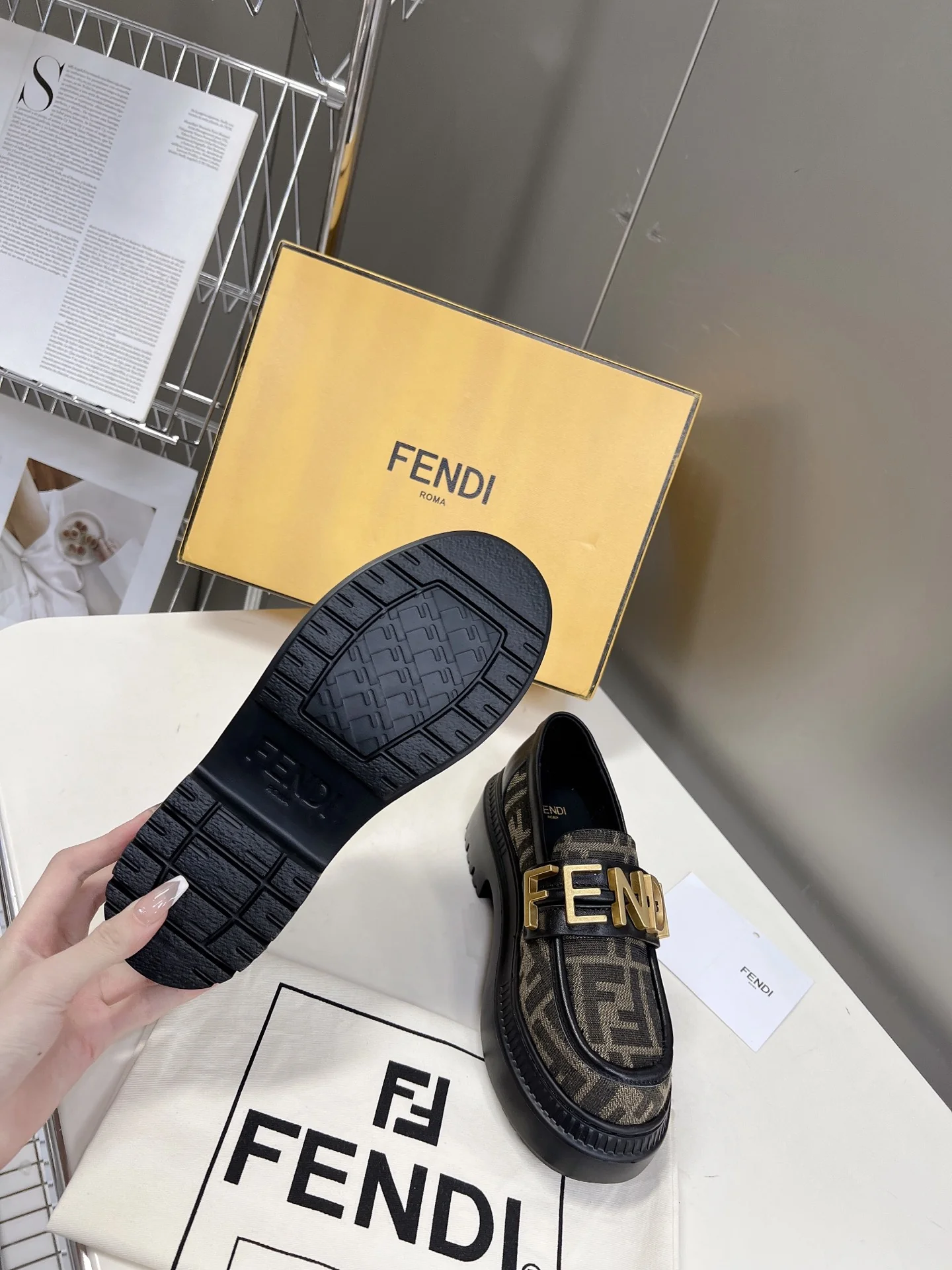 Новинка весны 2022 года от Fendi - Туфли с афро-буквами - Коричневые