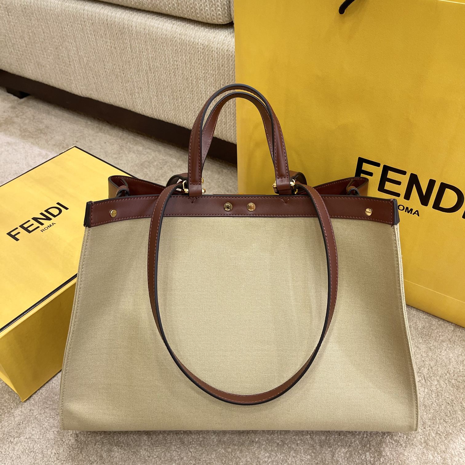 Сумка-тоут Fendi Peekaboo с бежевой кожаной ручкой