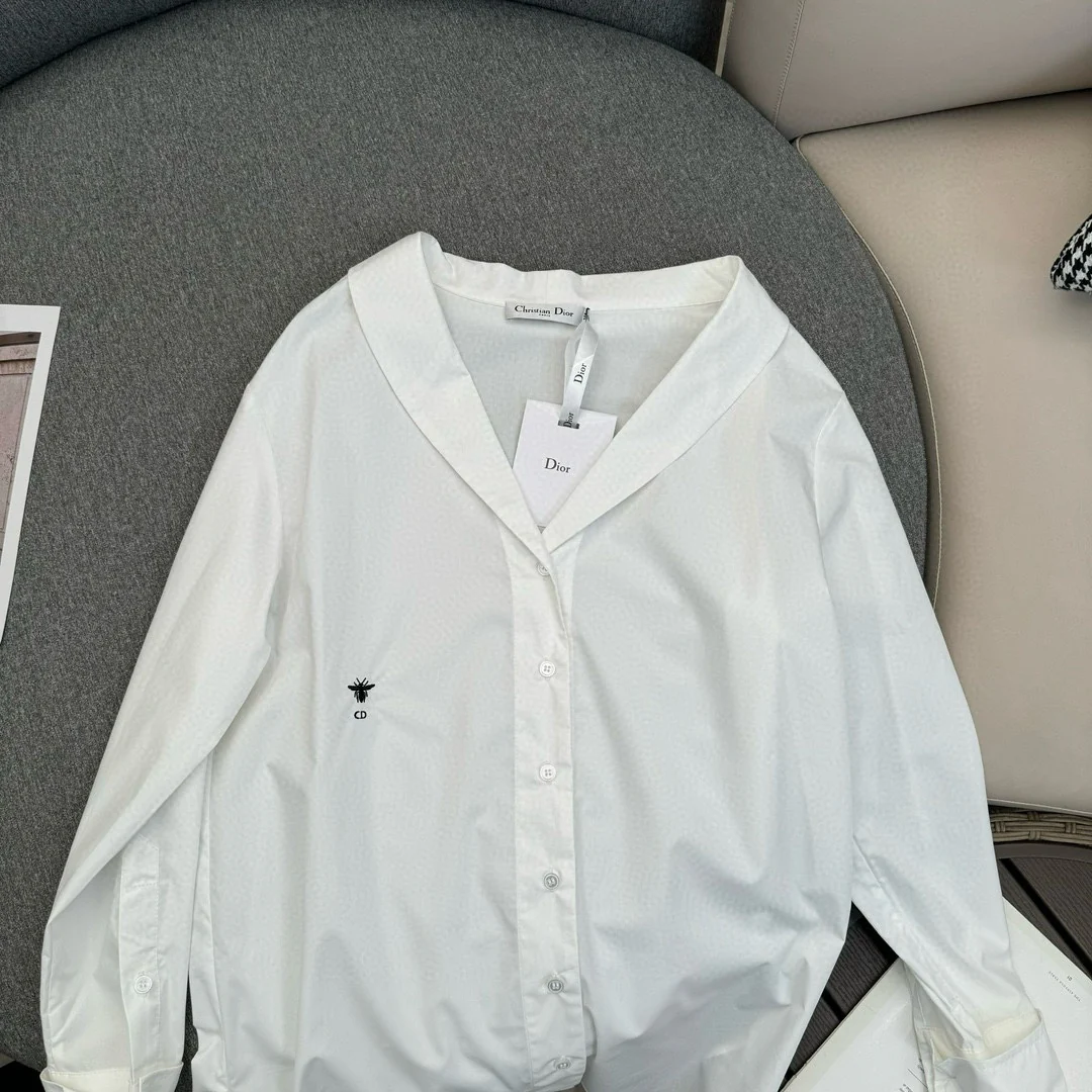 Новая коллекция Dior Весна/Лето 2024: асимметричная хлопковая рубашка с открытыми плечами - белая.