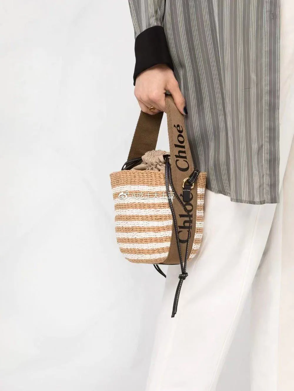 Маленькая деревянная корзинка Хлои - в полоску, коричневая.