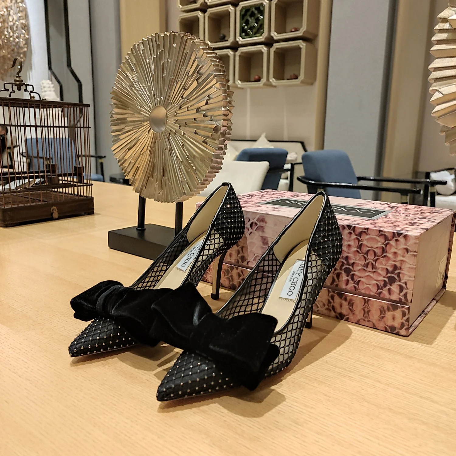 Jimmy - Туфли на высоком каблуке с сетчатыми вставками и стразами.