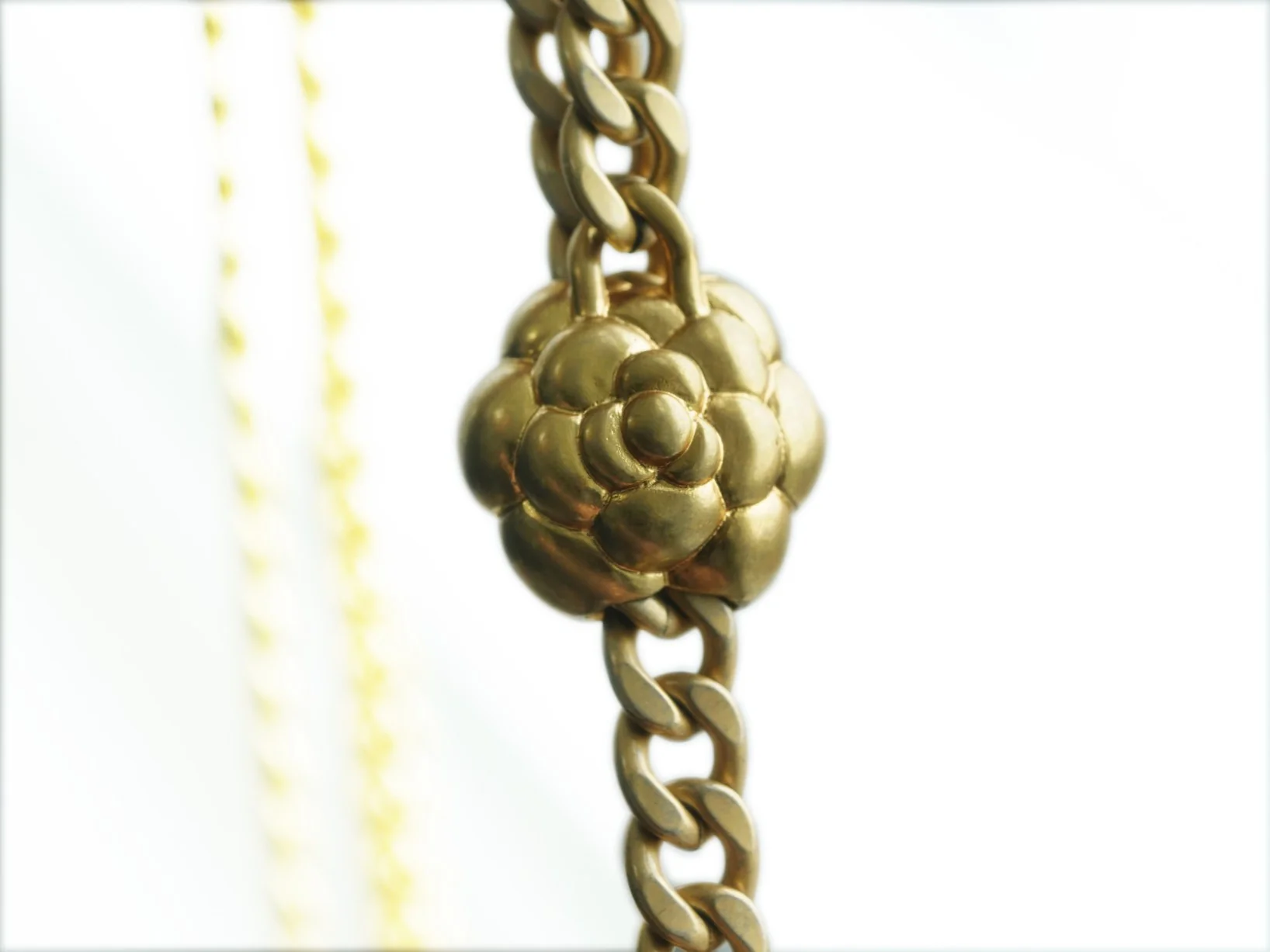 Пряжка Chanel 23 в стиле ?Камелия? — черная.