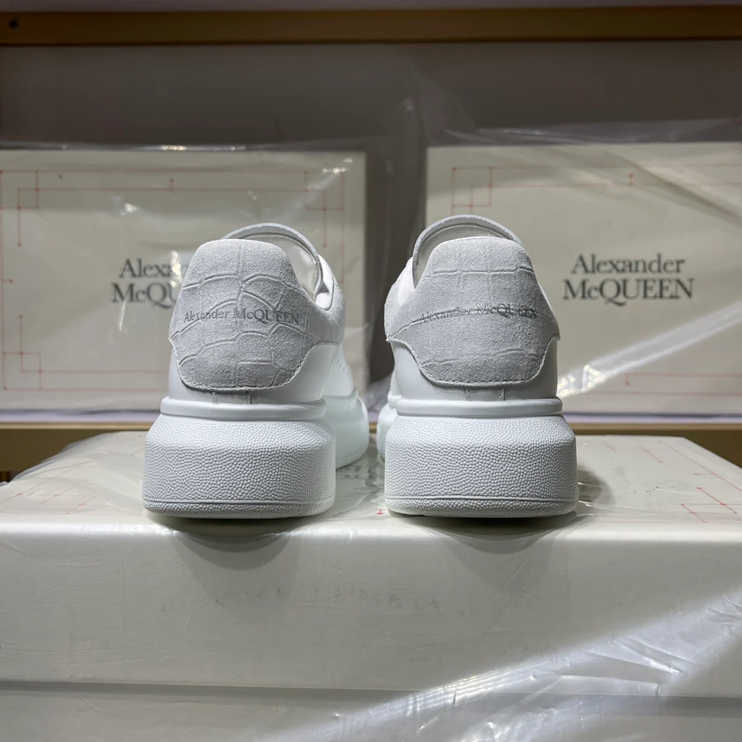 Классические белые кроссовки McQueen - унисекс - белый бархат с крокодиловым рисунком на задней части