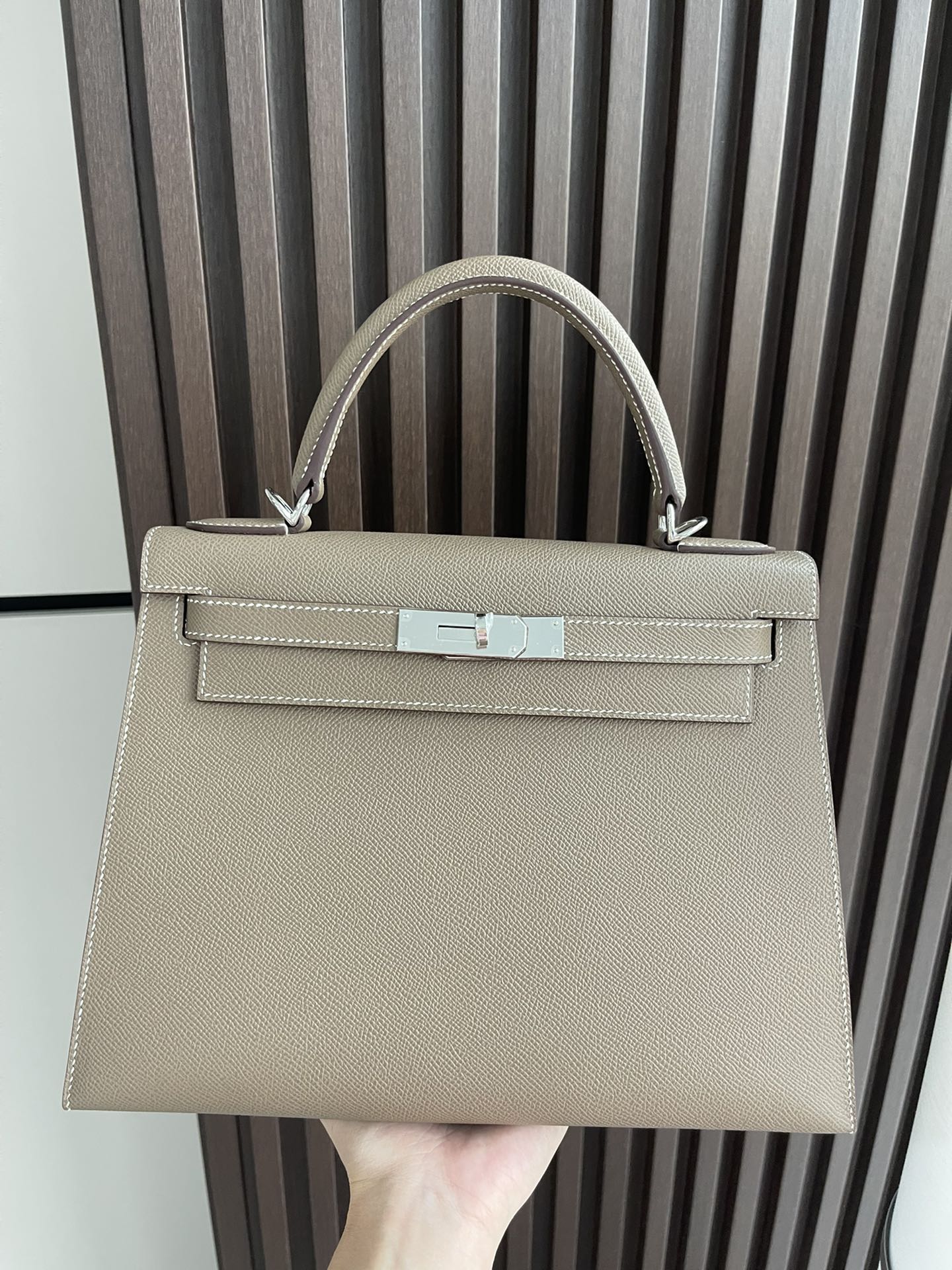 Hermes Kelly 28 Epsom, внешний шов, цвет ?слоновий серый?, серебряная пряжка