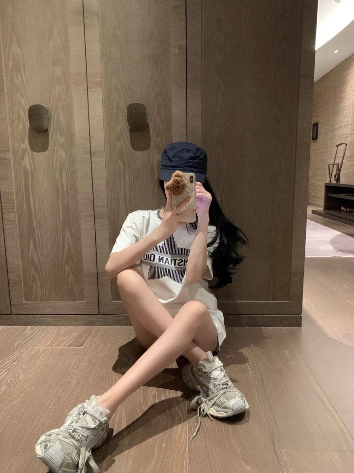 Футболка Dior 2403 из хлопка с коротким рукавом и золотой вышивкой, свободного кроя, черная.