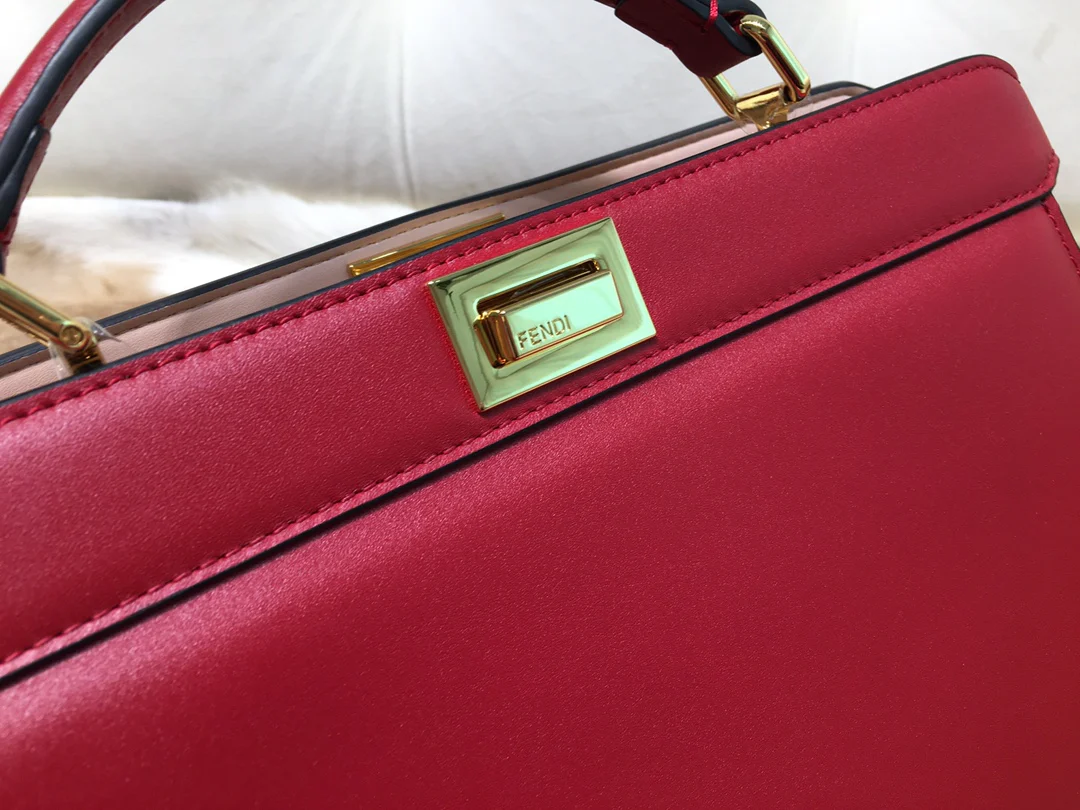 Розовая кожаная сумка Fendi Peekaboo i Seey