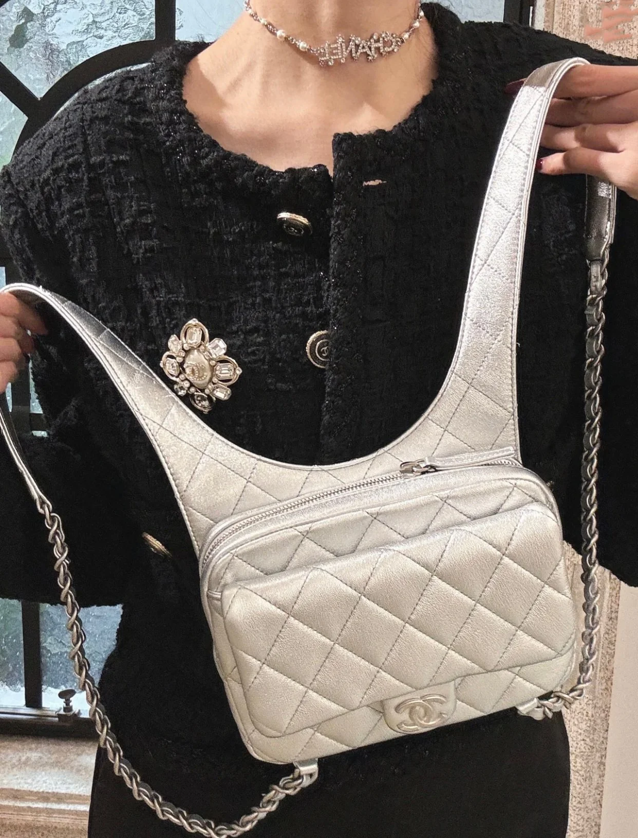 Новая коллекция Chanel весна/лето - сумка-хобо - сумка-мессенджер в стиле хиппи - серебристая