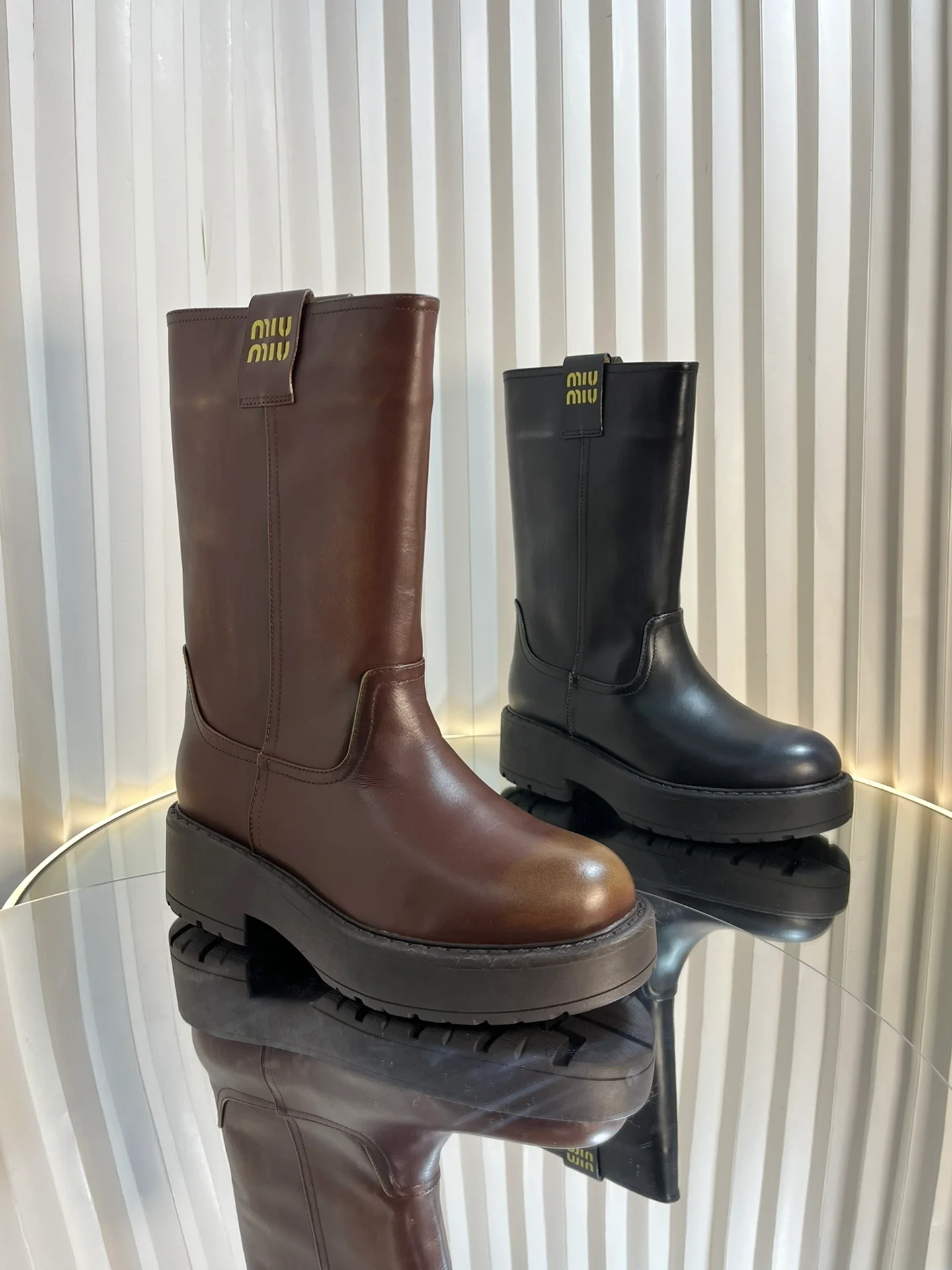 Замшевые сапоги Miu Miu 2024 — изображение из коллекции