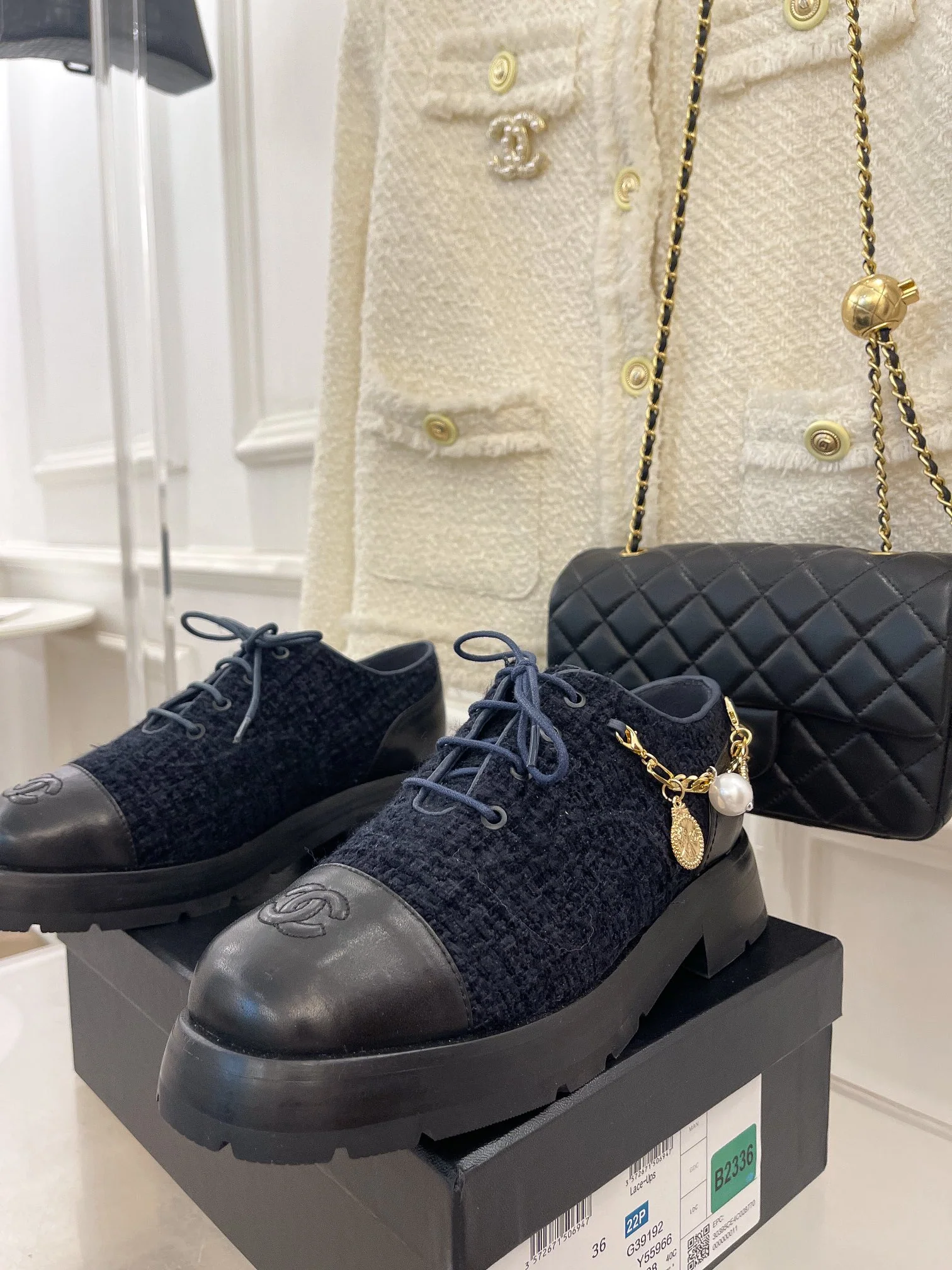 Новинка весны 2022 года от Chanel - туфли-оксфорды.