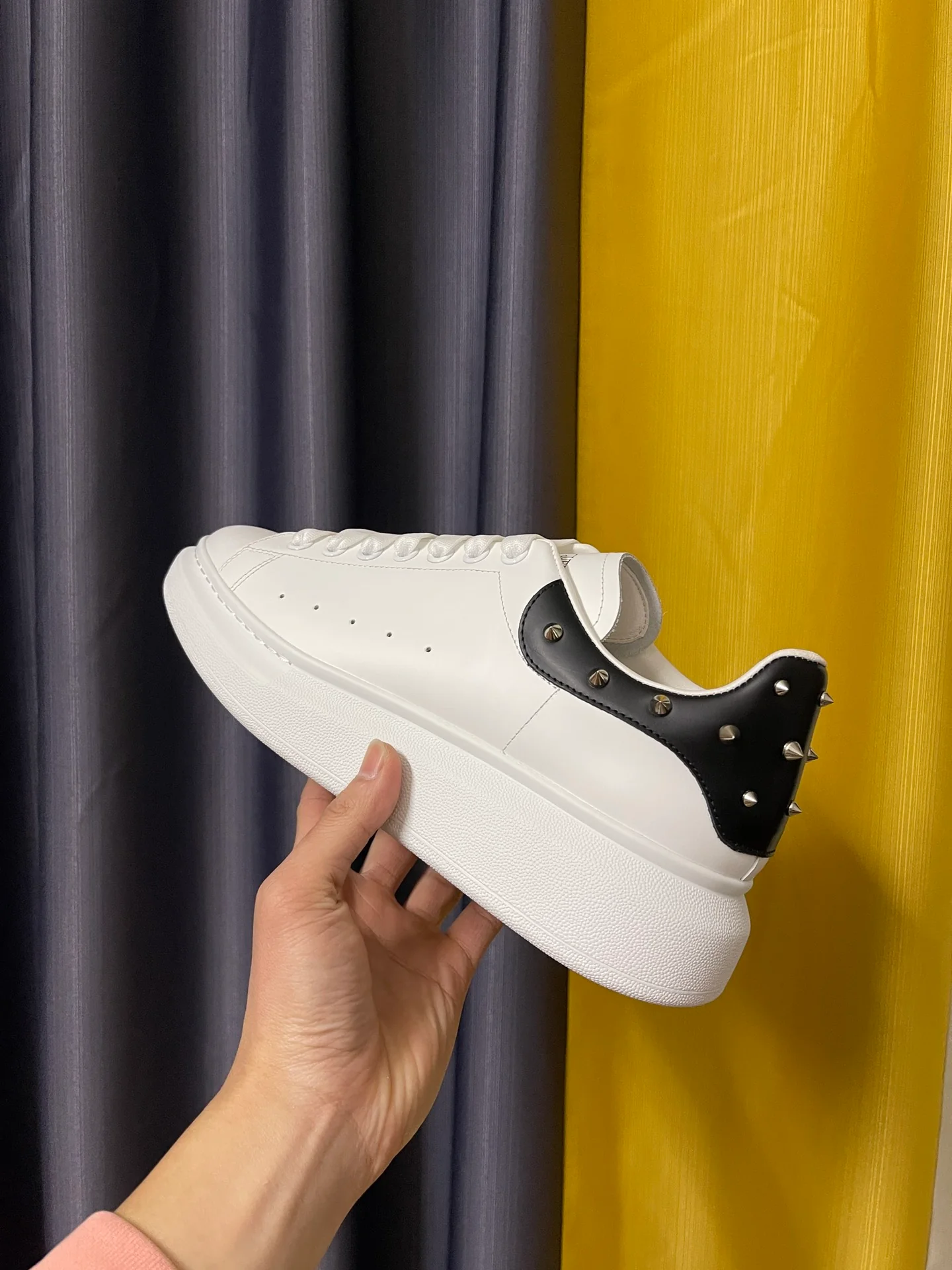 Классические белые кроссовки McQueen - унисекс - черная кожа с декоративным мыском на пятке