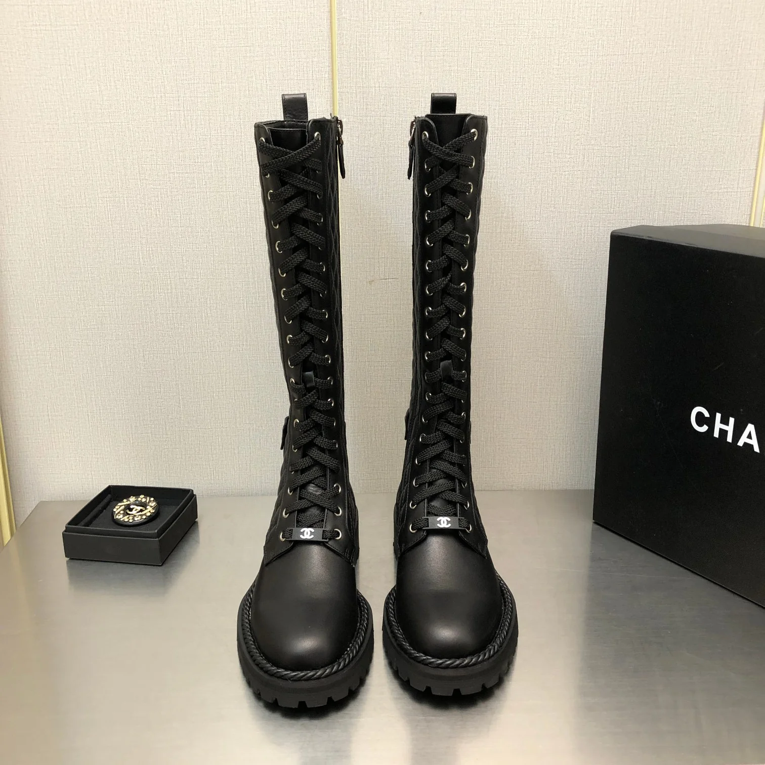 Chanel - Стеганые ботинки на шнуровке с металлическим логотипом сзади