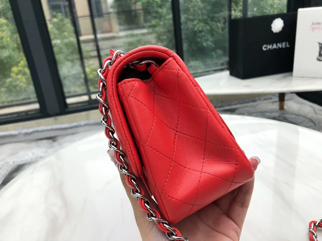 Сумка Chanel CF из коллекции весна/лето 2019 — квадратная сумка-квадрат — из овечьей кожи — красная с серебряными пряжками — 17 см