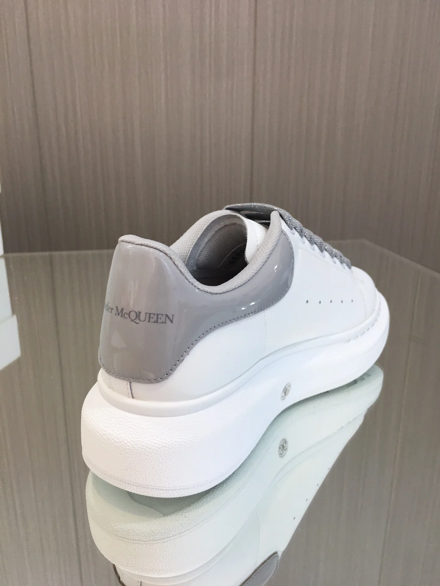Новинка сезона весна/лето 2023 от McQueen - Белые кроссовки из лакированной кожи - Вулканический серый