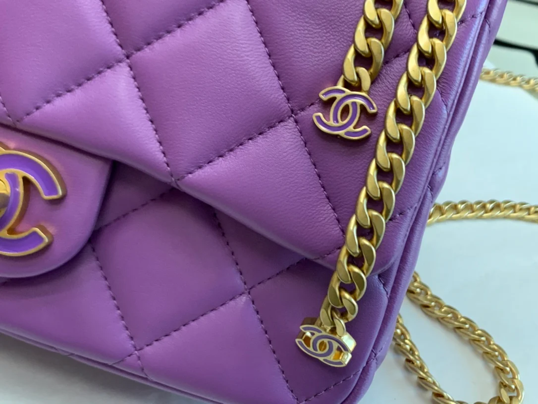 Новинка 2022 года от Chanel - квадратная сумка-клатч с эмалированной пуговицей - 21 см - 1