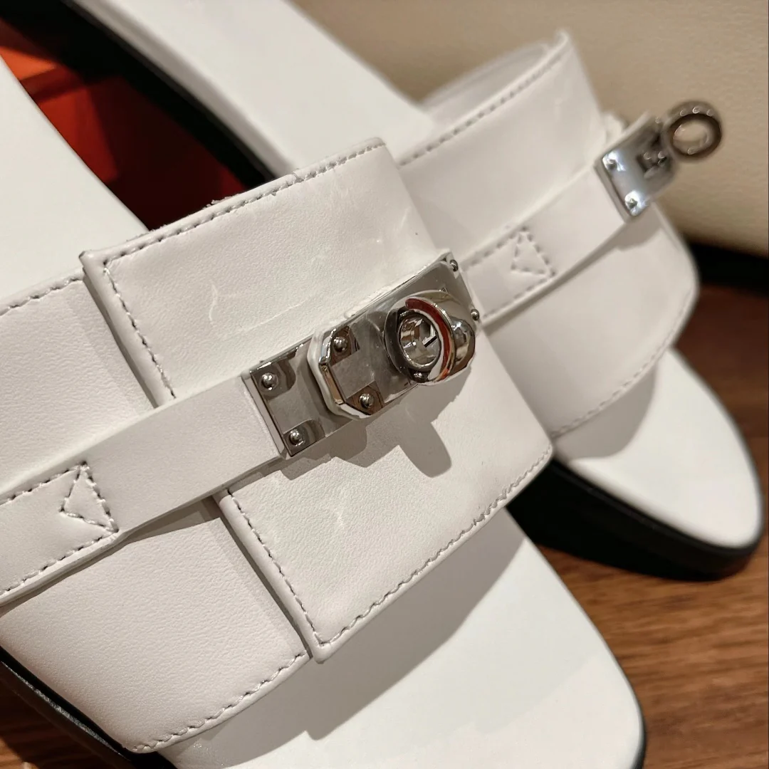 Весенняя коллекция Hermes 2023 — Новинка в бутике — Тапочки из нержавеющей стали с пряжкой Kelly — Белые