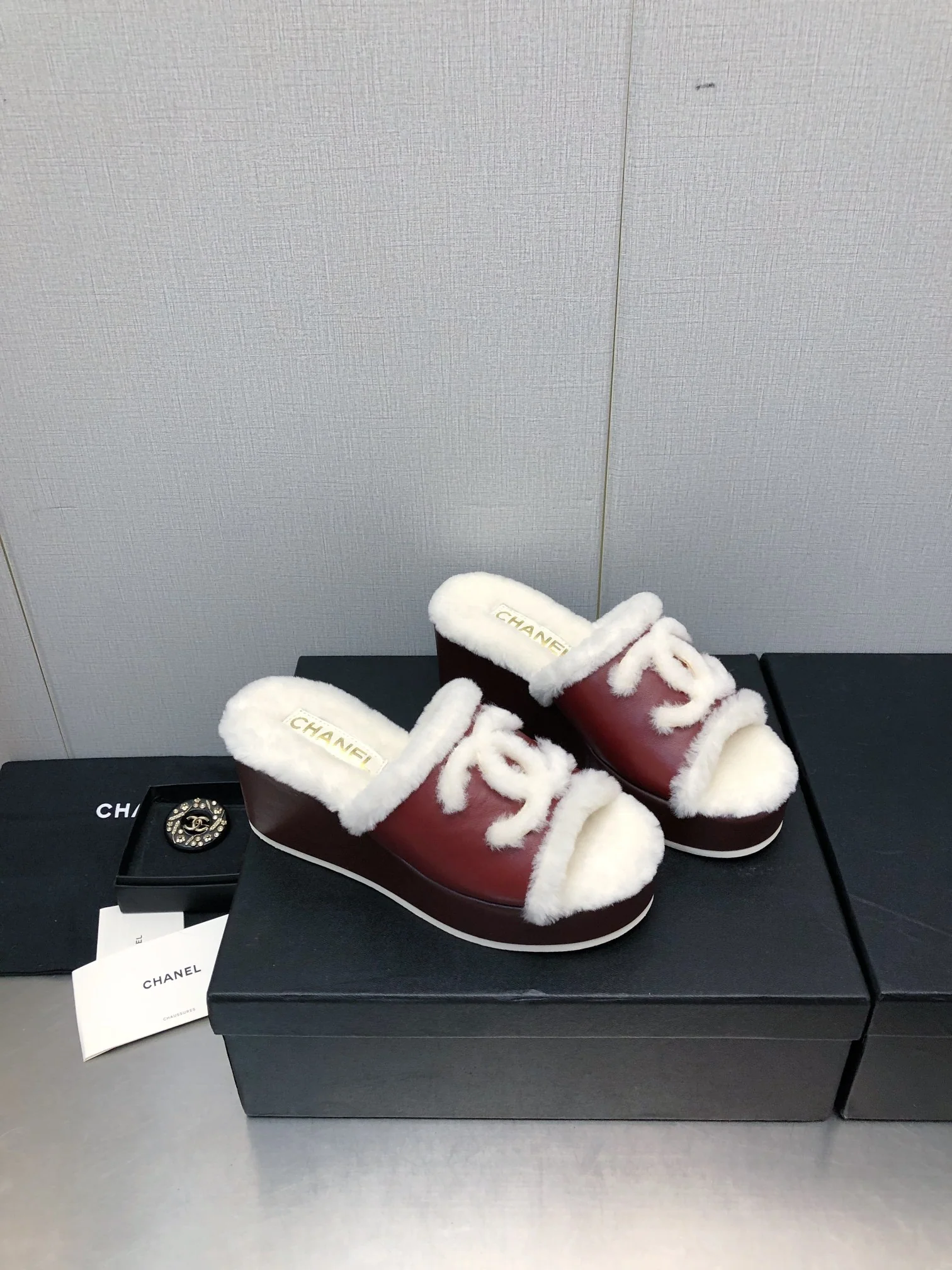 Новинка сезона осень/зима 2023 от Chanel - сандалии в клетку из шерсти с кожаной отделкой кирпично-красного цвета.